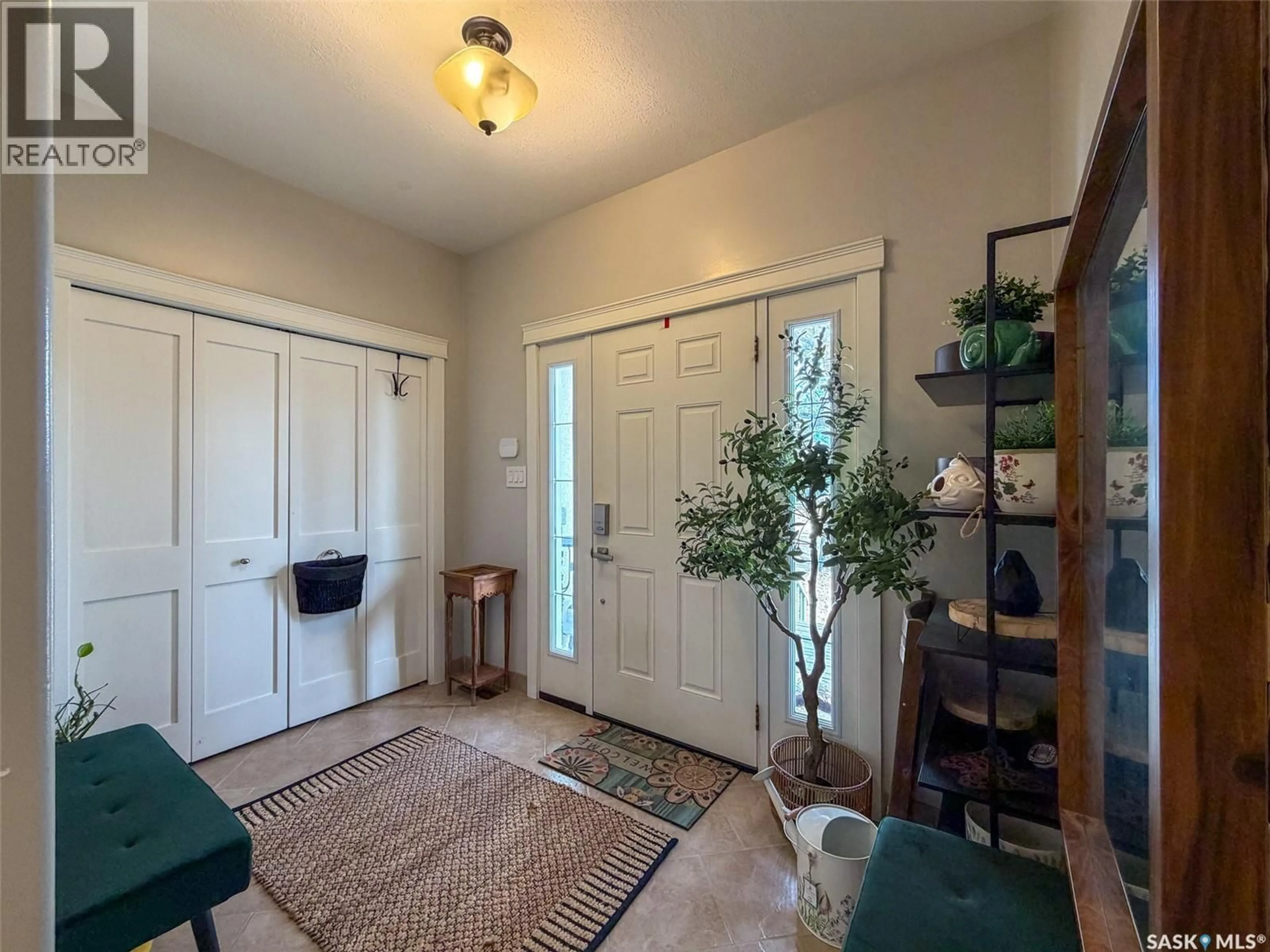 Indoor entryway for 266 - 270 14TH AVENUE, Swift Current Saskatchewan S9H2W7