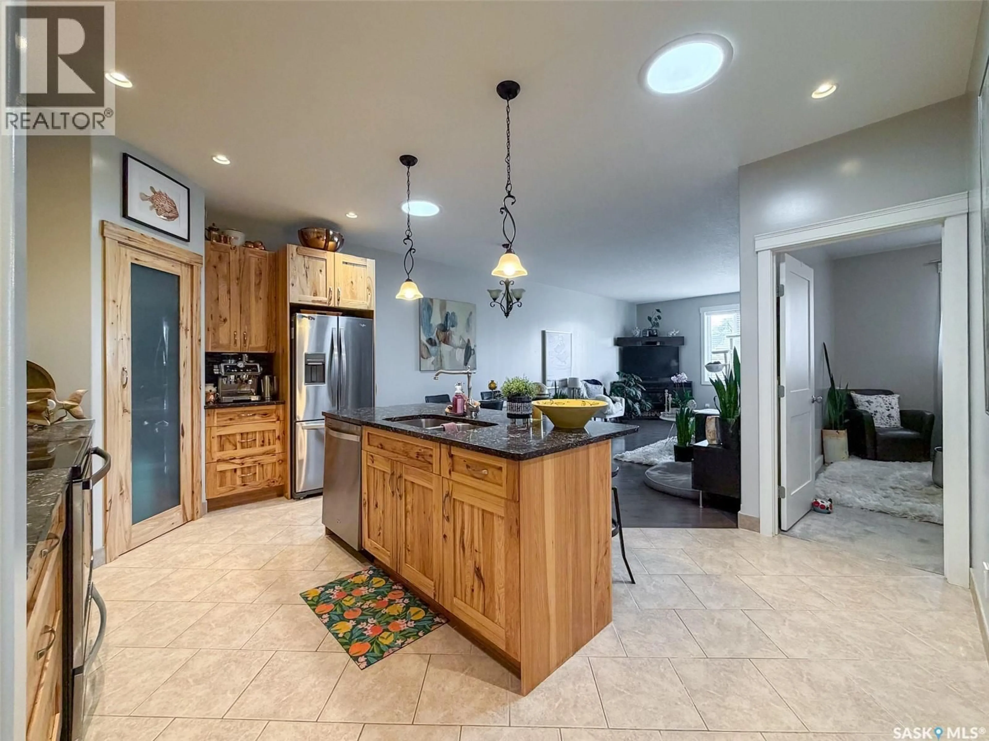 Open concept kitchen, ceramic/tile floor for 266 - 270 14TH AVENUE, Swift Current Saskatchewan S9H2W7