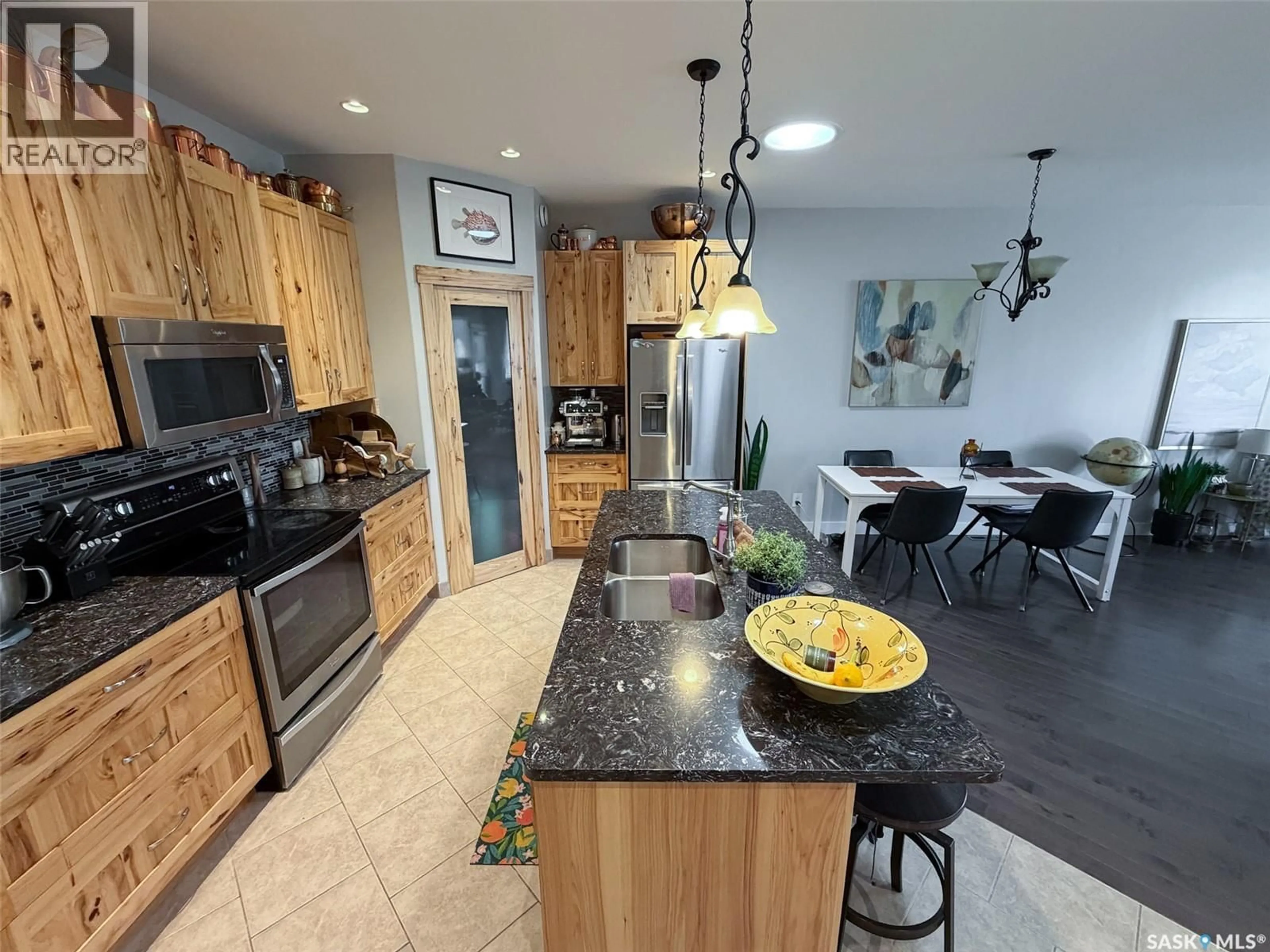 Open concept kitchen, ceramic/tile floor for 266 - 270 14TH AVENUE, Swift Current Saskatchewan S9H2W7