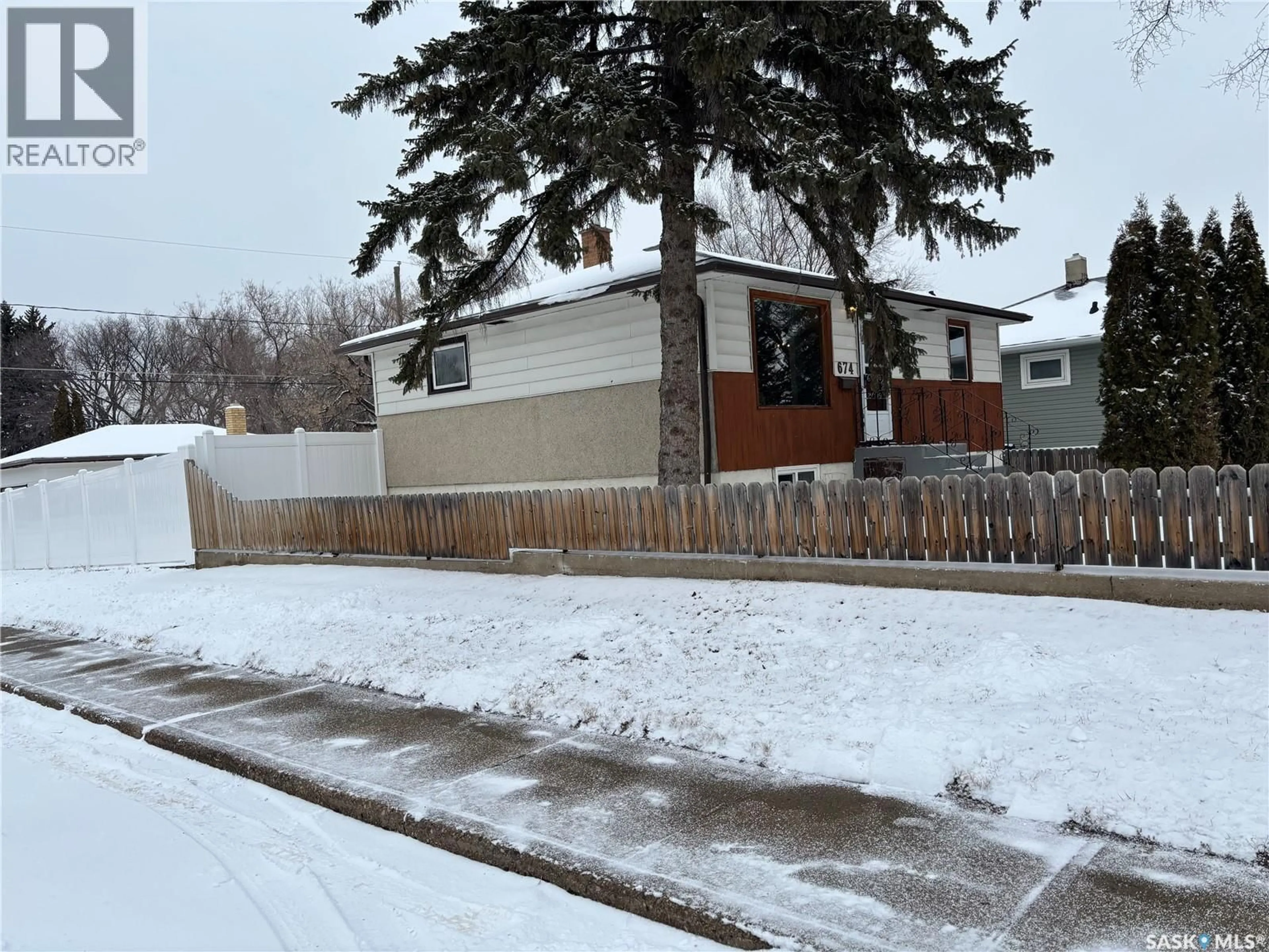 Unknown for 674 GRANDVIEW STREET, Moose Jaw Saskatchewan S6H5L4