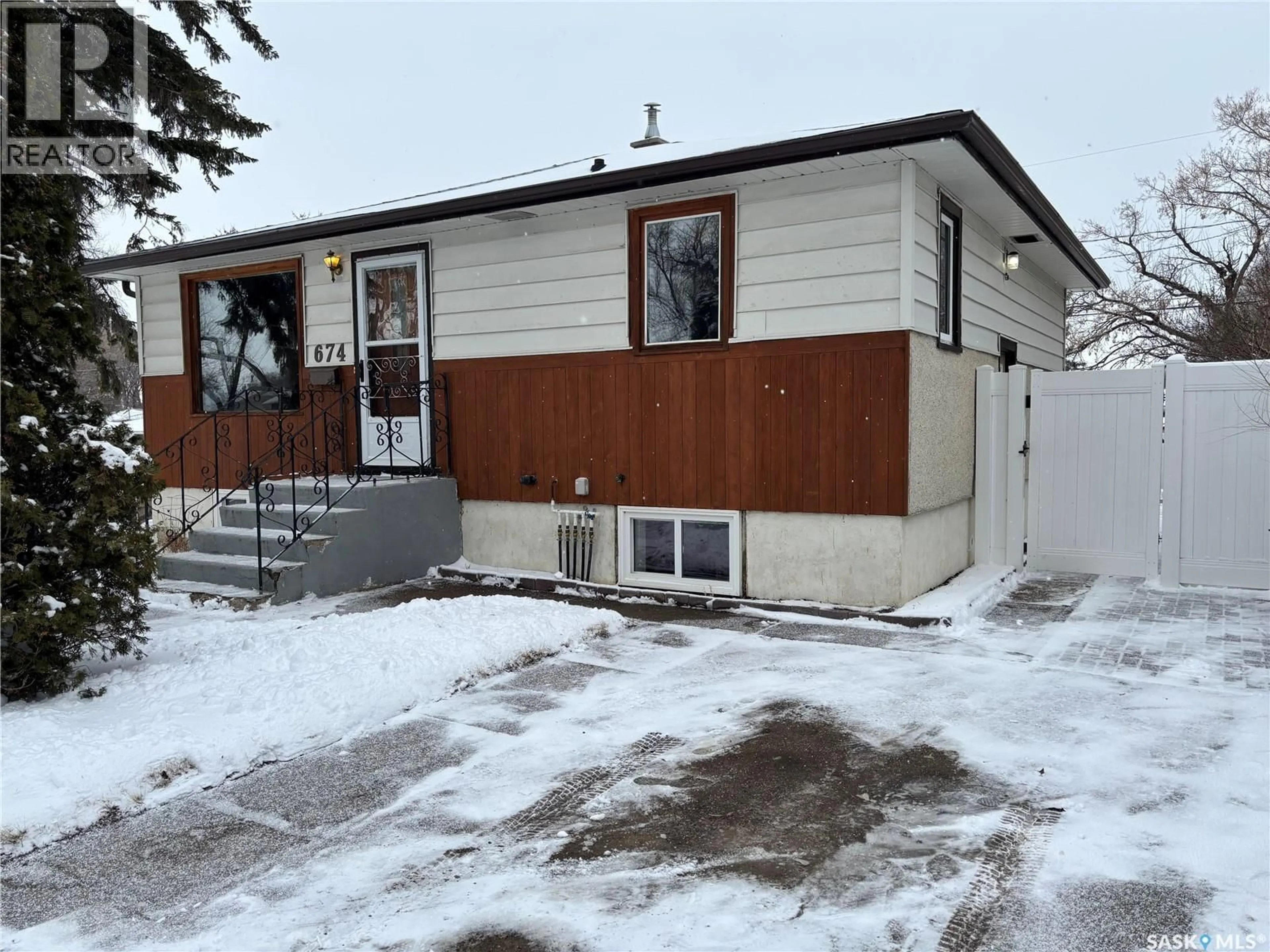 Home with vinyl exterior material, street for 674 GRANDVIEW STREET, Moose Jaw Saskatchewan S6H5L4