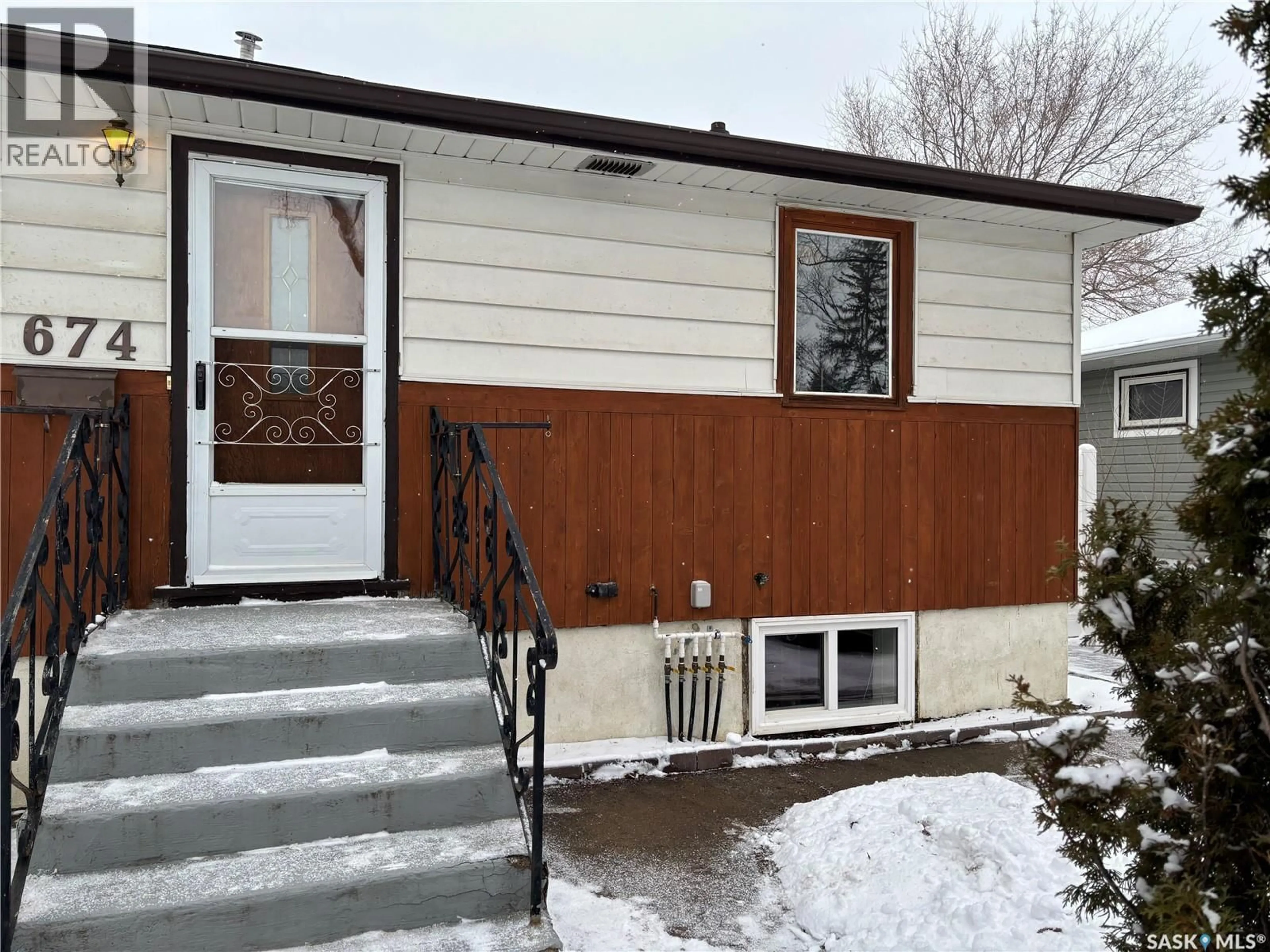Home with vinyl exterior material, street for 674 GRANDVIEW STREET, Moose Jaw Saskatchewan S6H5L4