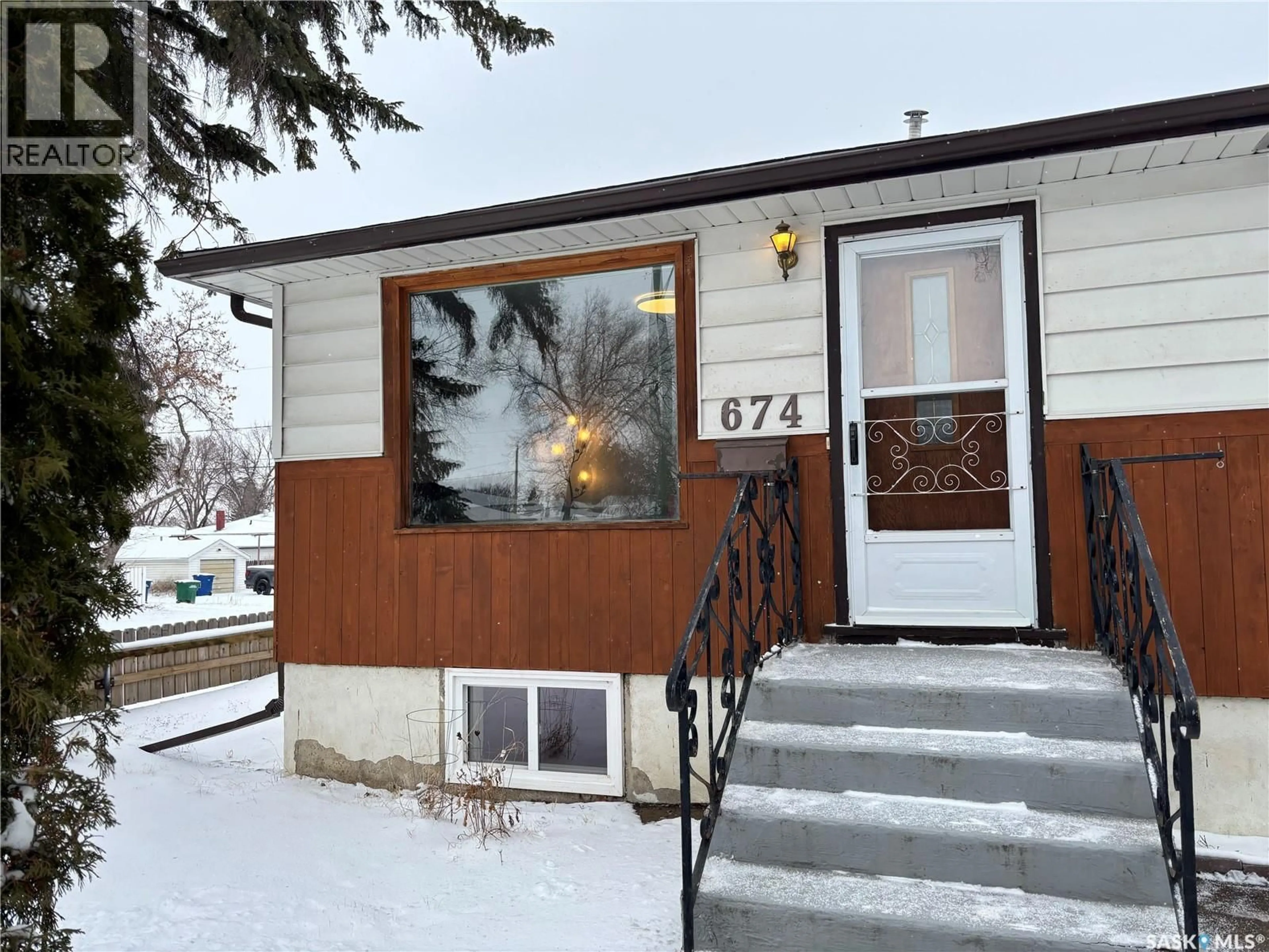 Unknown for 674 GRANDVIEW STREET, Moose Jaw Saskatchewan S6H5L4