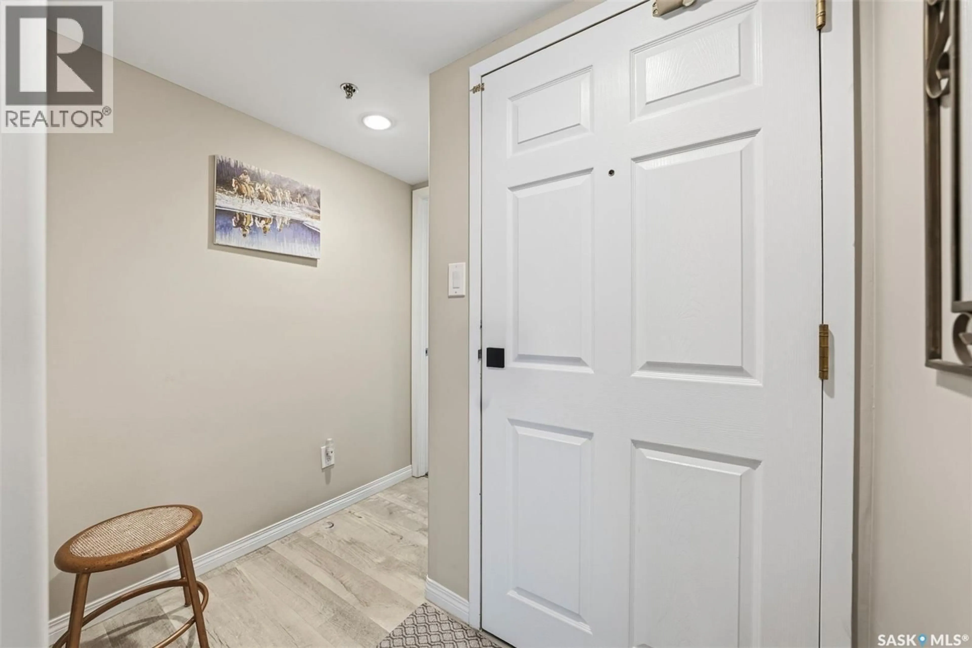 Indoor entryway for 104 - 717 VICTORIA AVENUE, Saskatoon Saskatchewan S7N2T5