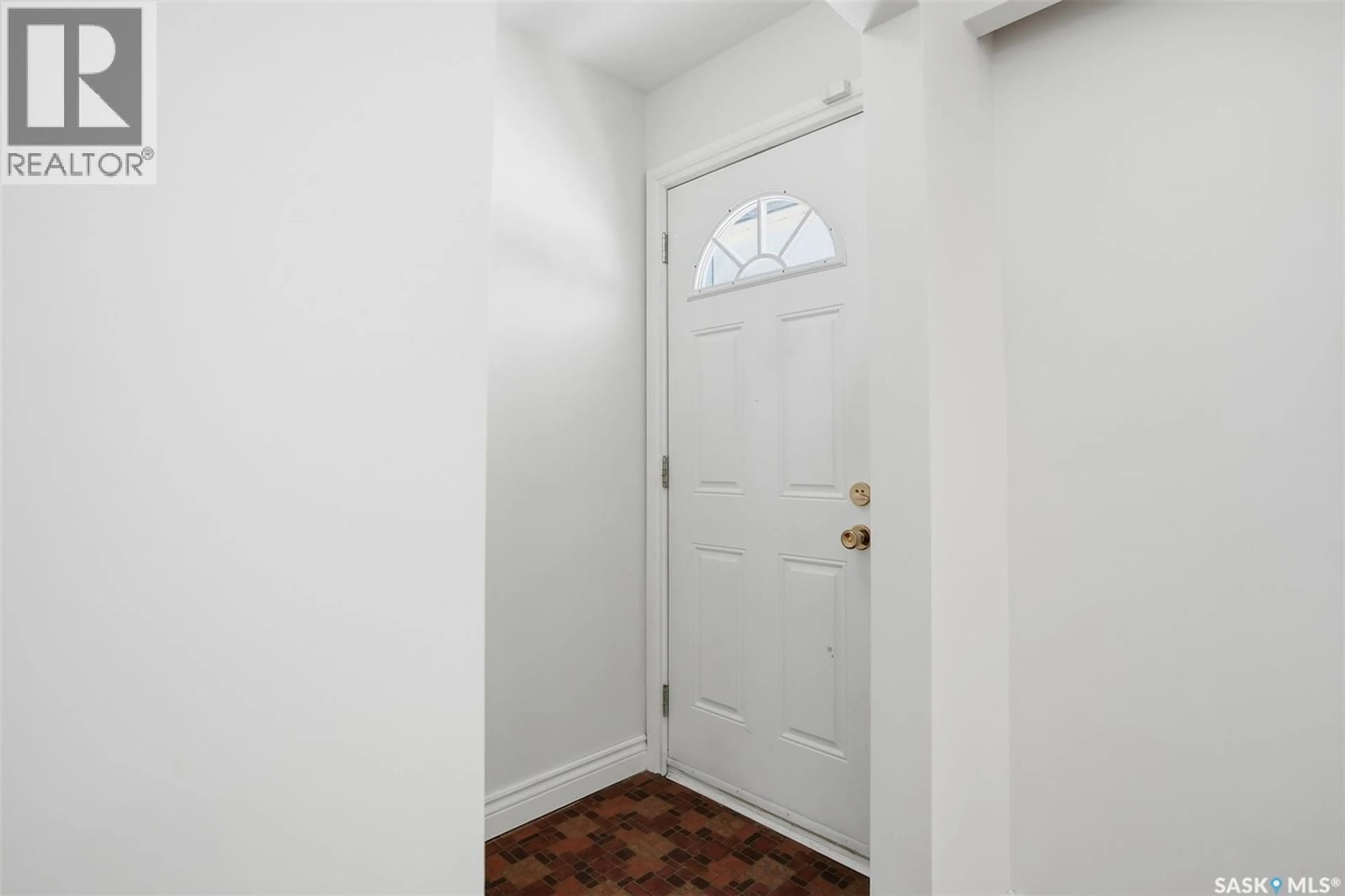 Indoor entryway for 413 S AVENUE N, Saskatoon Saskatchewan S7L2Z9