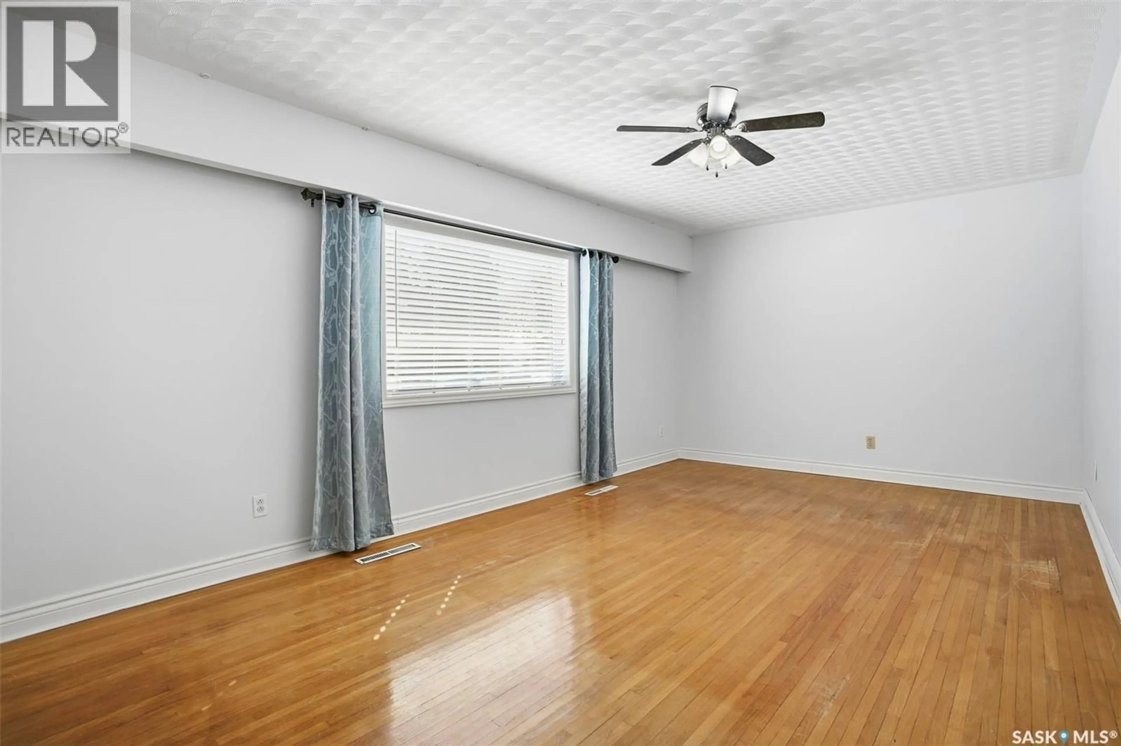 A pic of a room for 413 S AVENUE N, Saskatoon Saskatchewan S7L2Z9