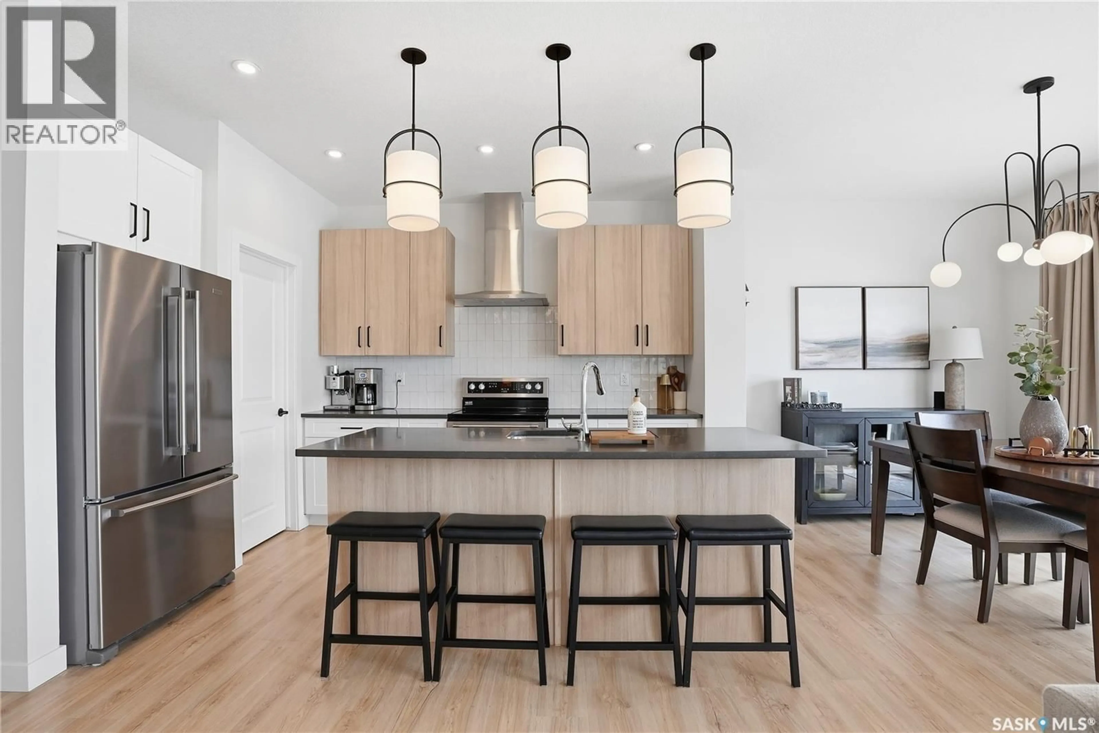 Contemporary kitchen, wood/laminate floor for 606 DELAINEY ROAD, Saskatoon Saskatchewan S7V0N3