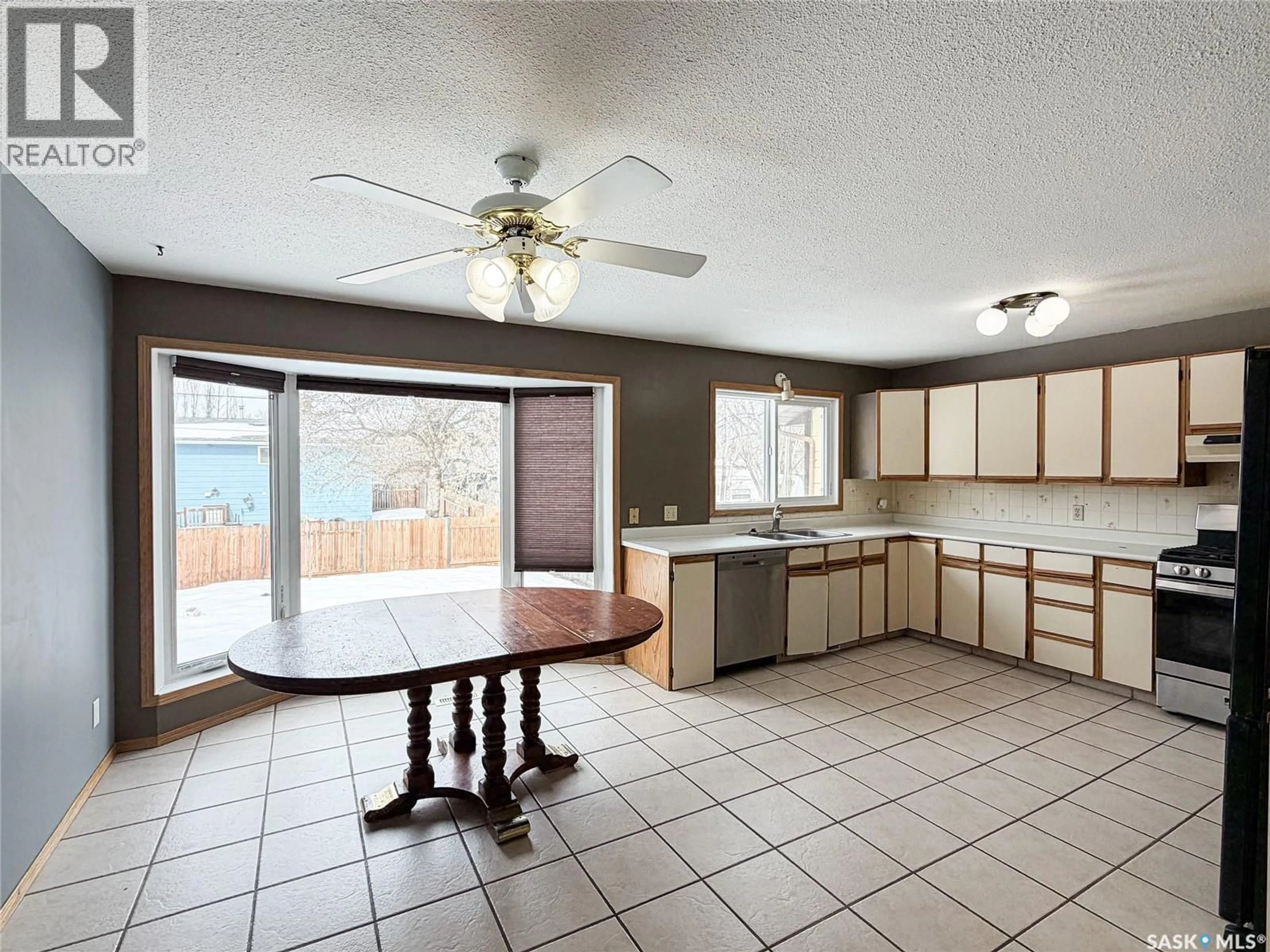 Open concept kitchen, ceramic/tile floor for 503 6TH AVENUE, Meadow Lake Saskatchewan S9X1B9