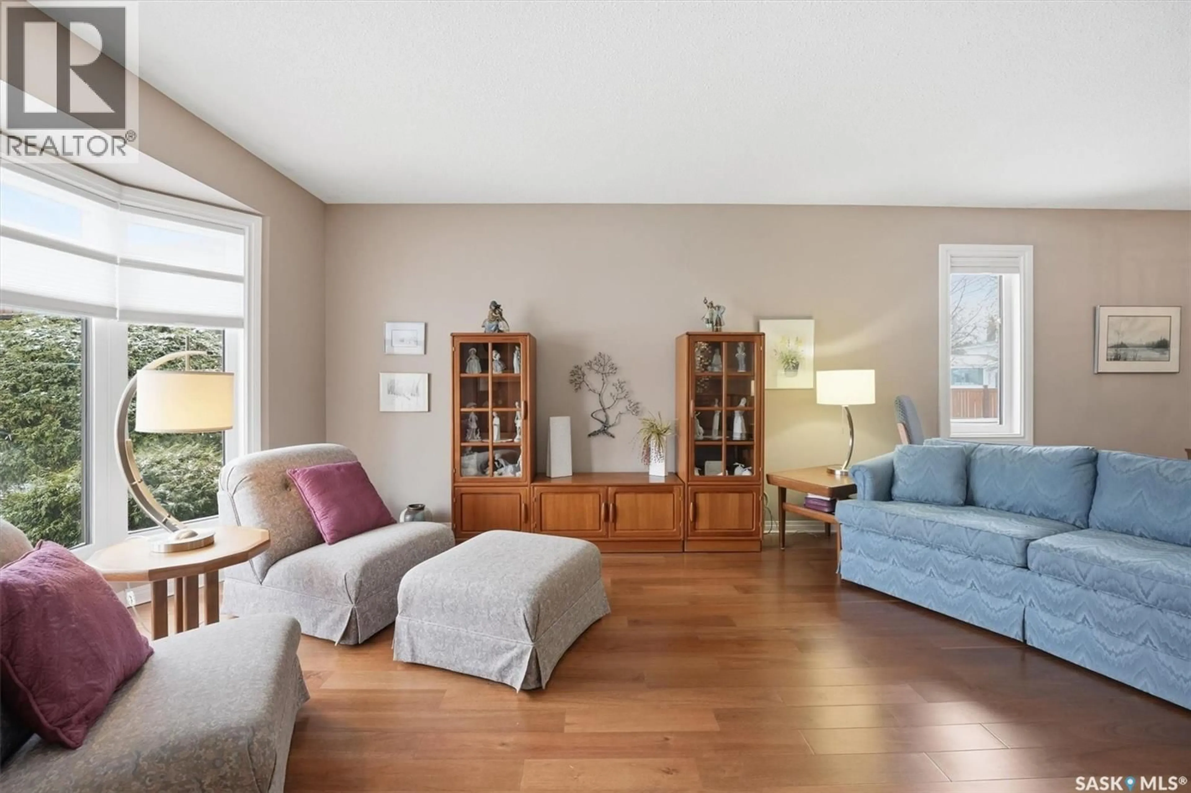 Living room with furniture, wood/laminate floor for 16 - 310 KINGSMERE BOULEVARD, Saskatoon Saskatchewan S7J4S4