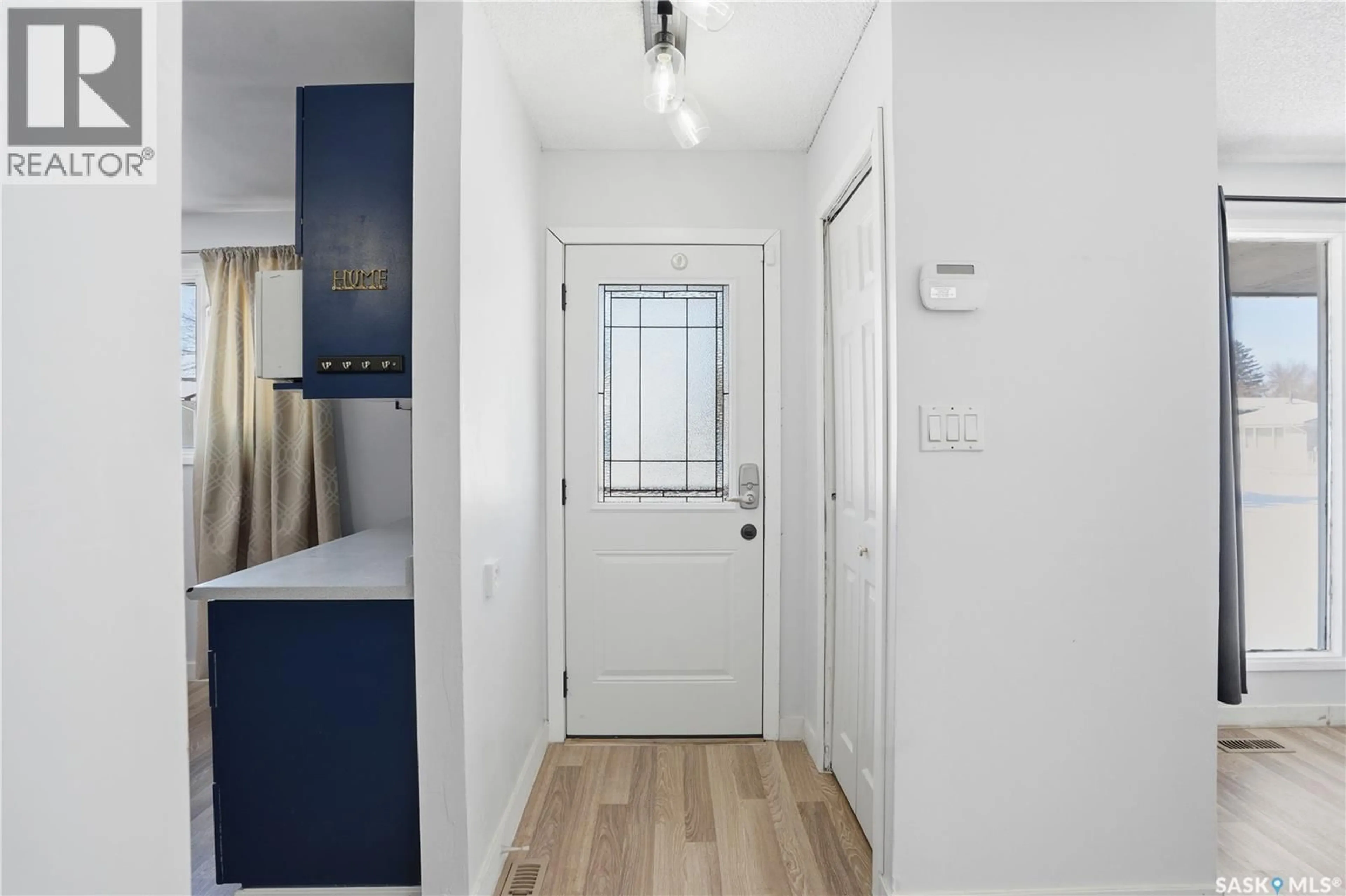Indoor entryway for 222 SMALLWOOD CRESCENT, Saskatoon Saskatchewan S7L4S1