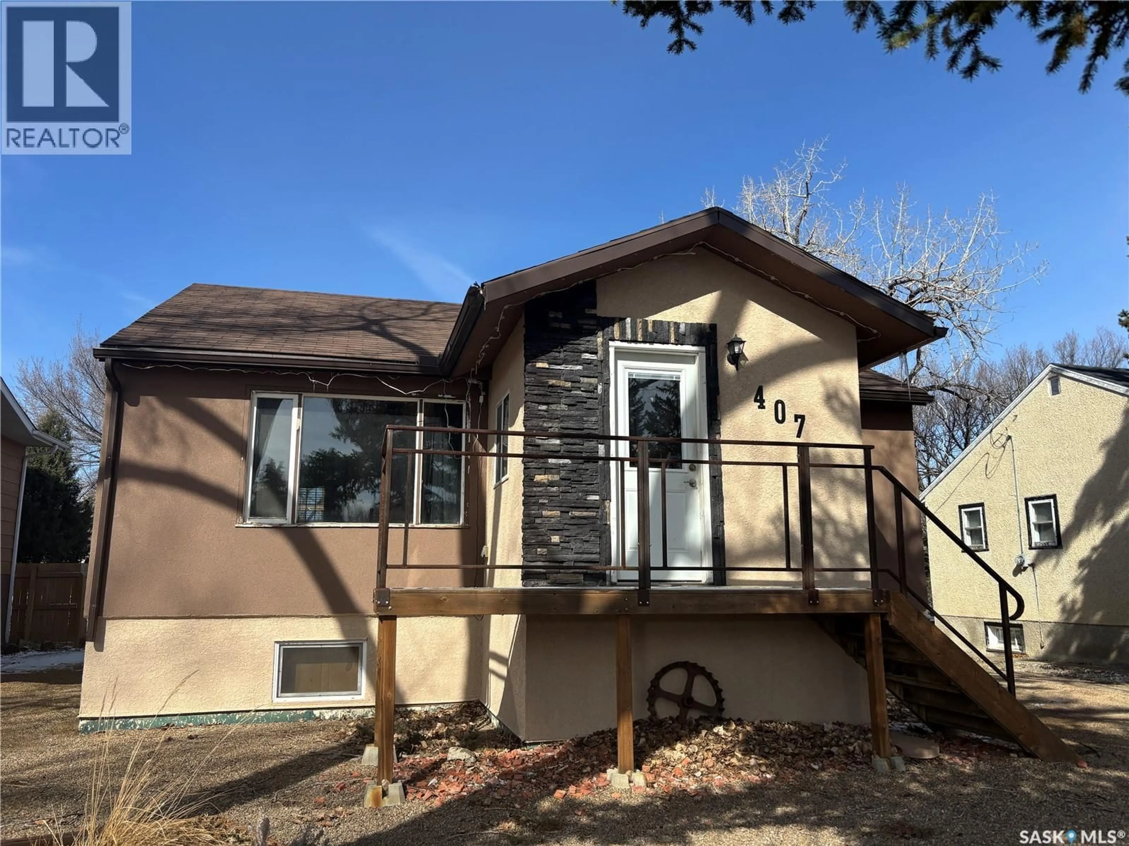 Home with vinyl exterior material, building for 407 MAPLE STREET, Maple Creek Saskatchewan S0N1N0