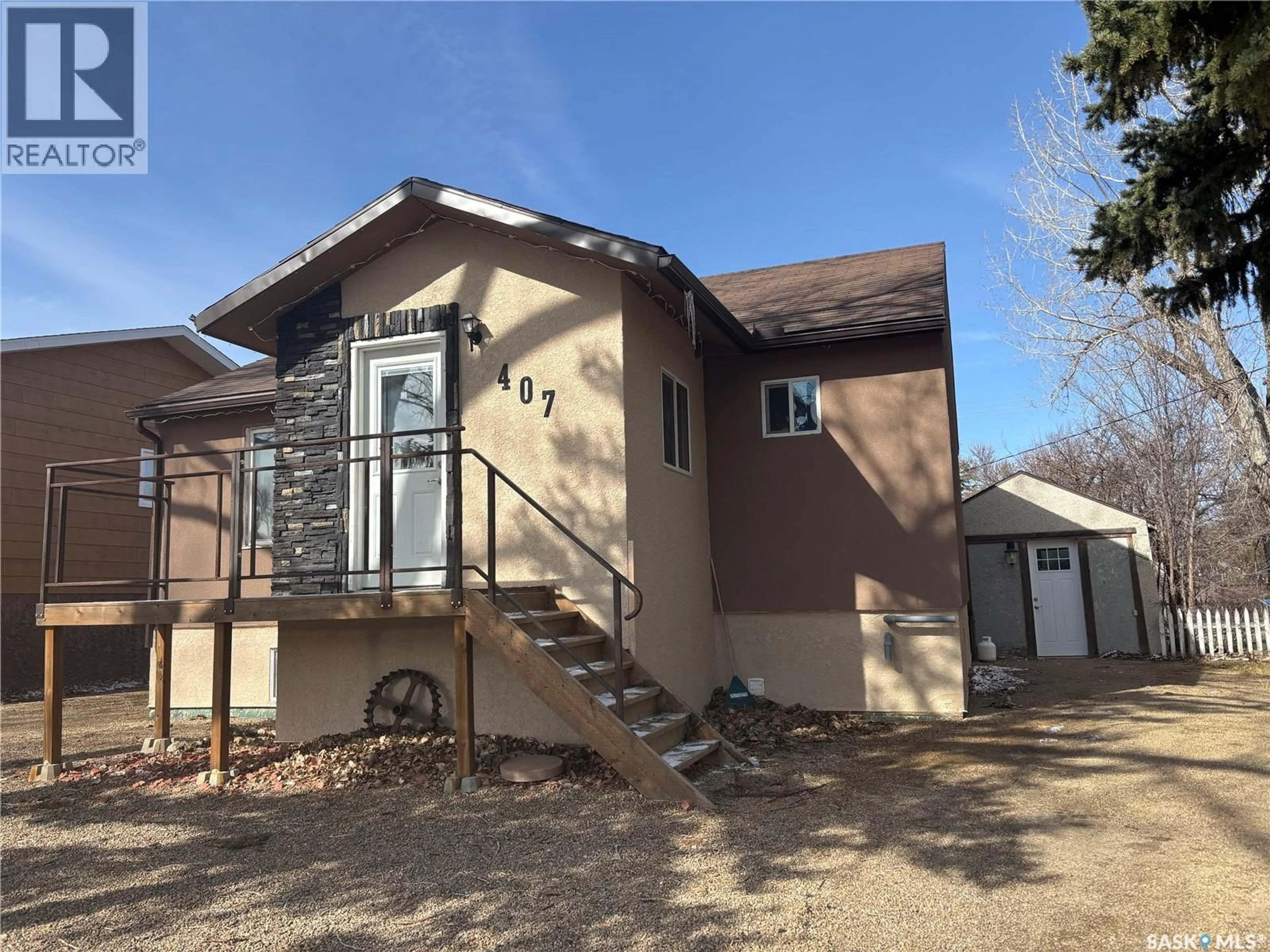 Home with vinyl exterior material, building for 407 MAPLE STREET, Maple Creek Saskatchewan S0N1N0