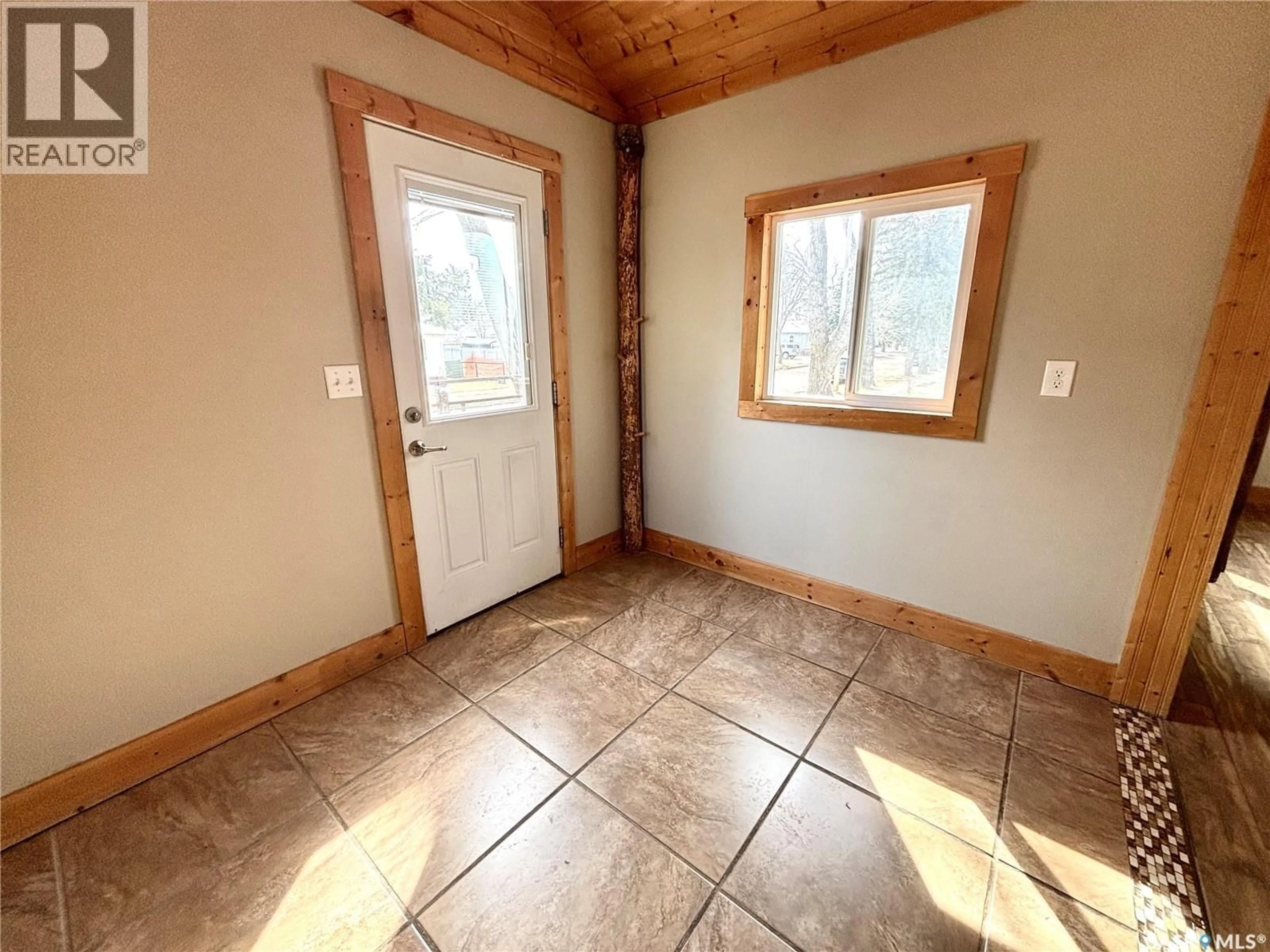Indoor entryway for 407 MAPLE STREET, Maple Creek Saskatchewan S0N1N0