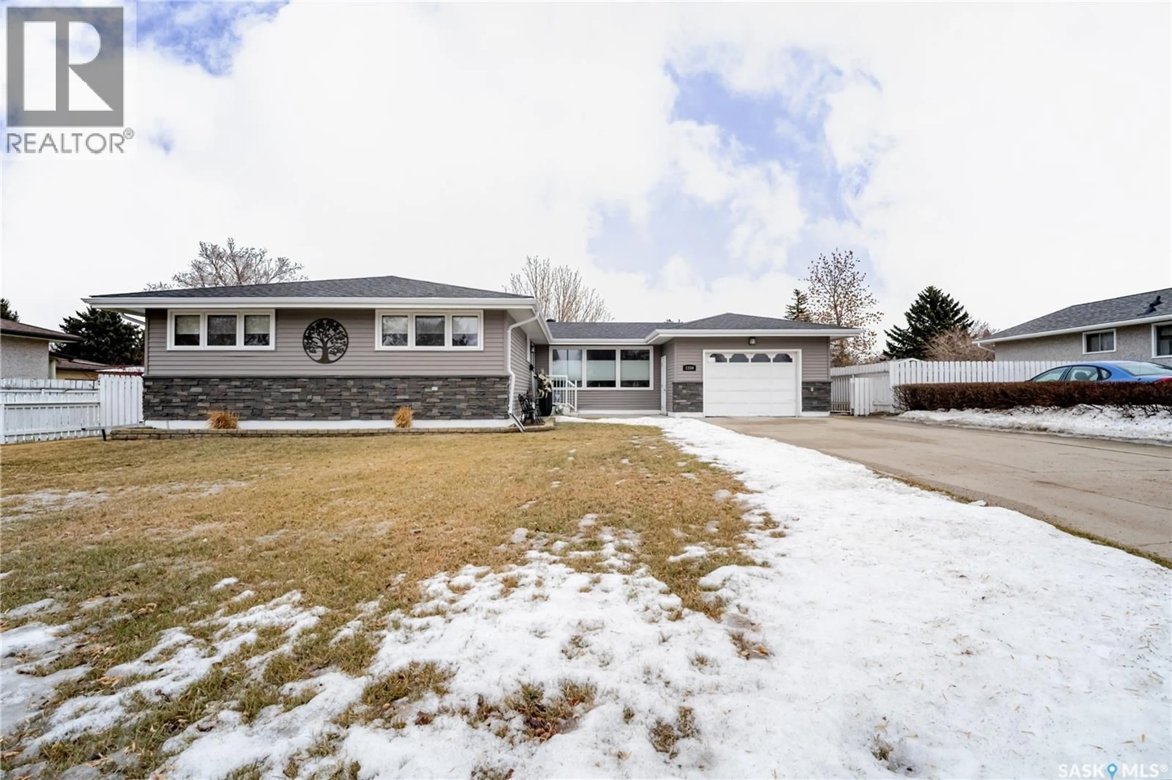 A pic from outside/outdoor area/front of a property/back of a property/a pic from drone, street for 1354 KING CRESCENT, Moose Jaw Saskatchewan S6H3G2