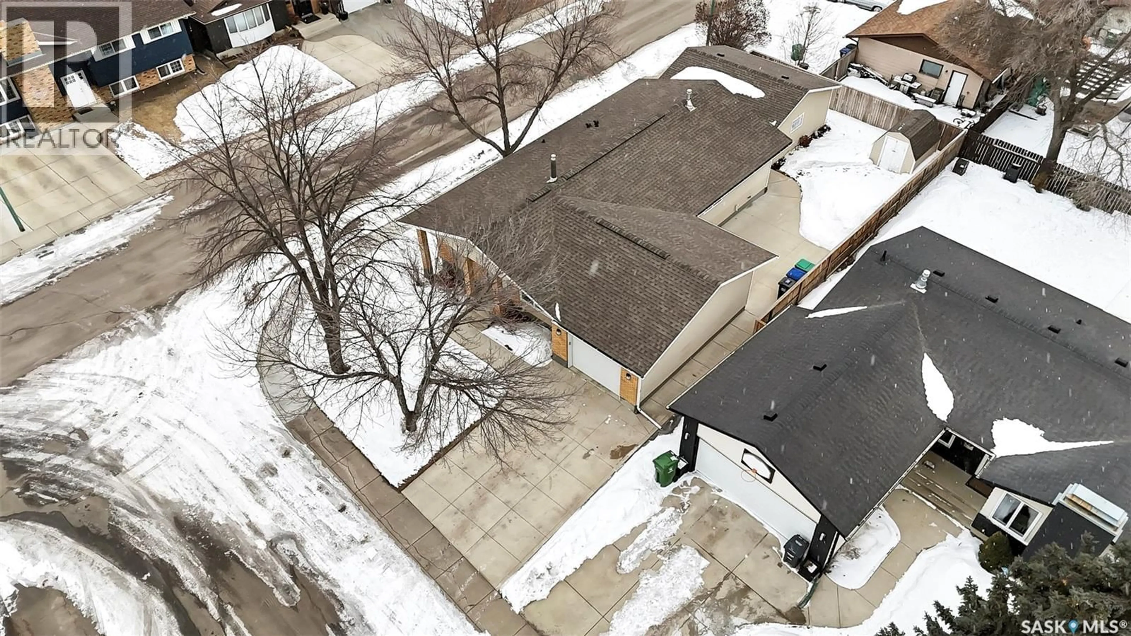A pic from outside/outdoor area/front of a property/back of a property/a pic from drone, street for 463 DAVID KNIGHT LANE, Saskatoon Saskatchewan S7K5M1