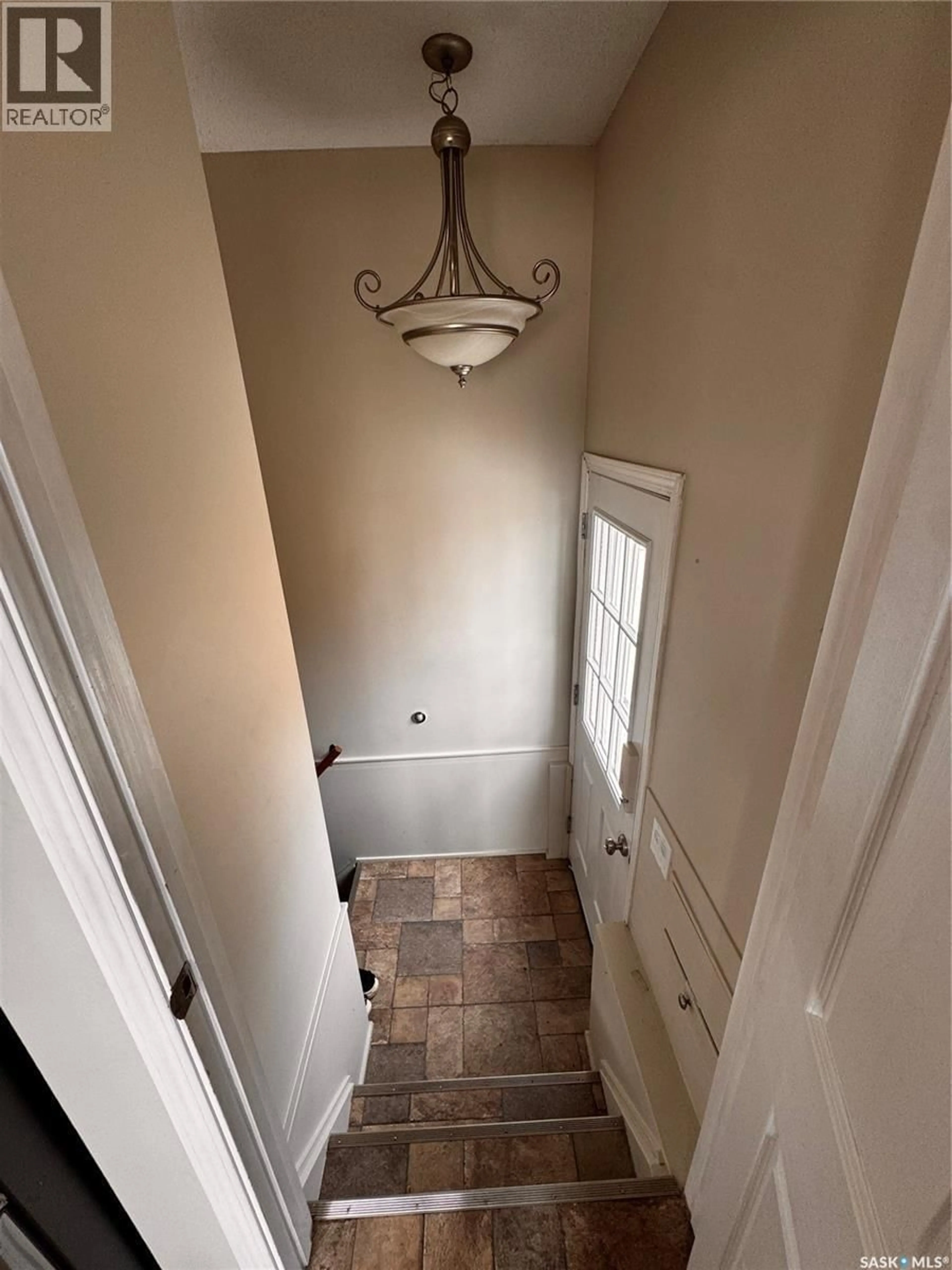 Indoor entryway for 515 3RD AVENUE, Weyburn Saskatchewan S4H1R2