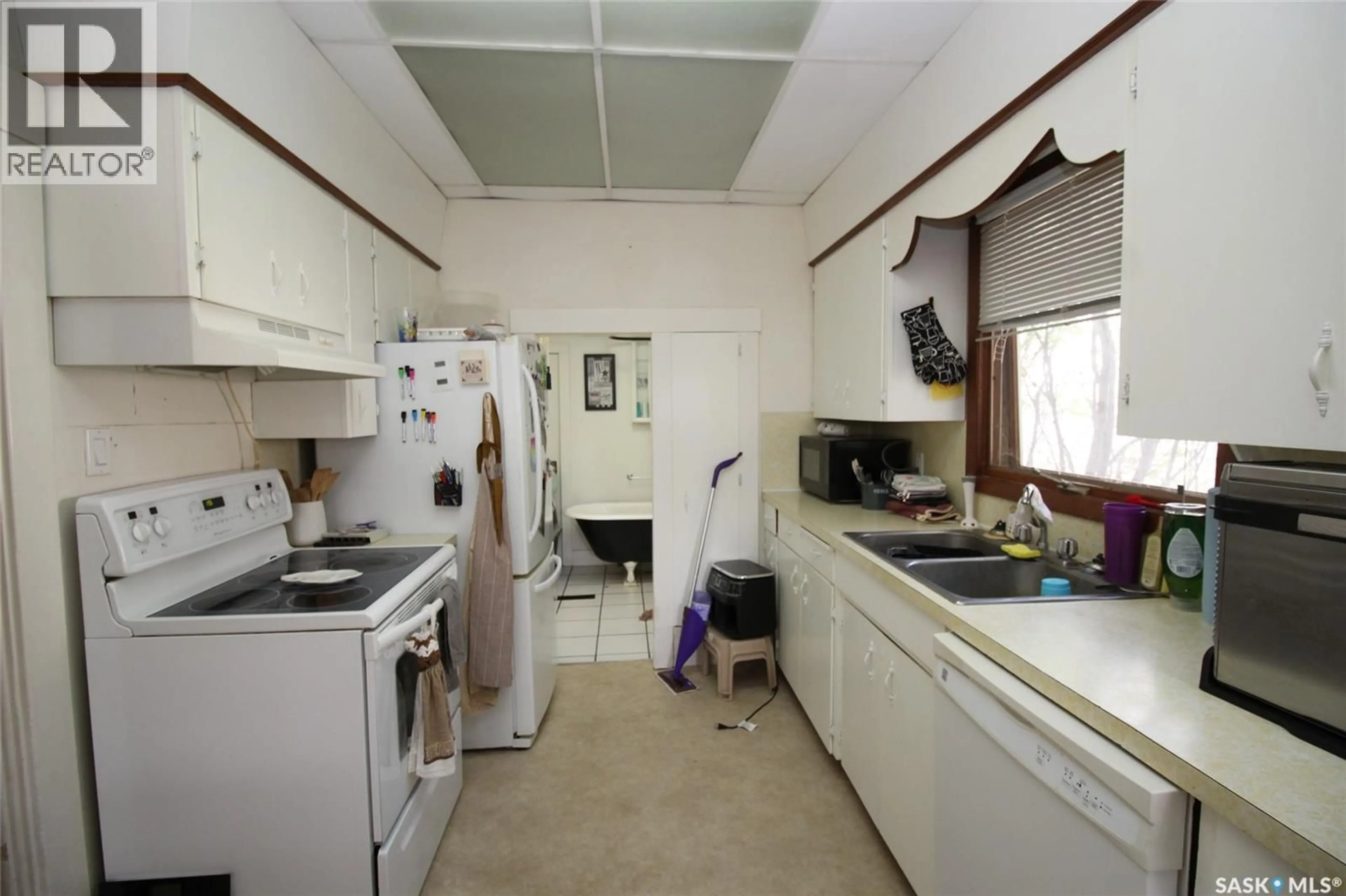 Standard kitchen, floor is not visible for 512 1ST STREET, Shaunavon Saskatchewan S0N2M0