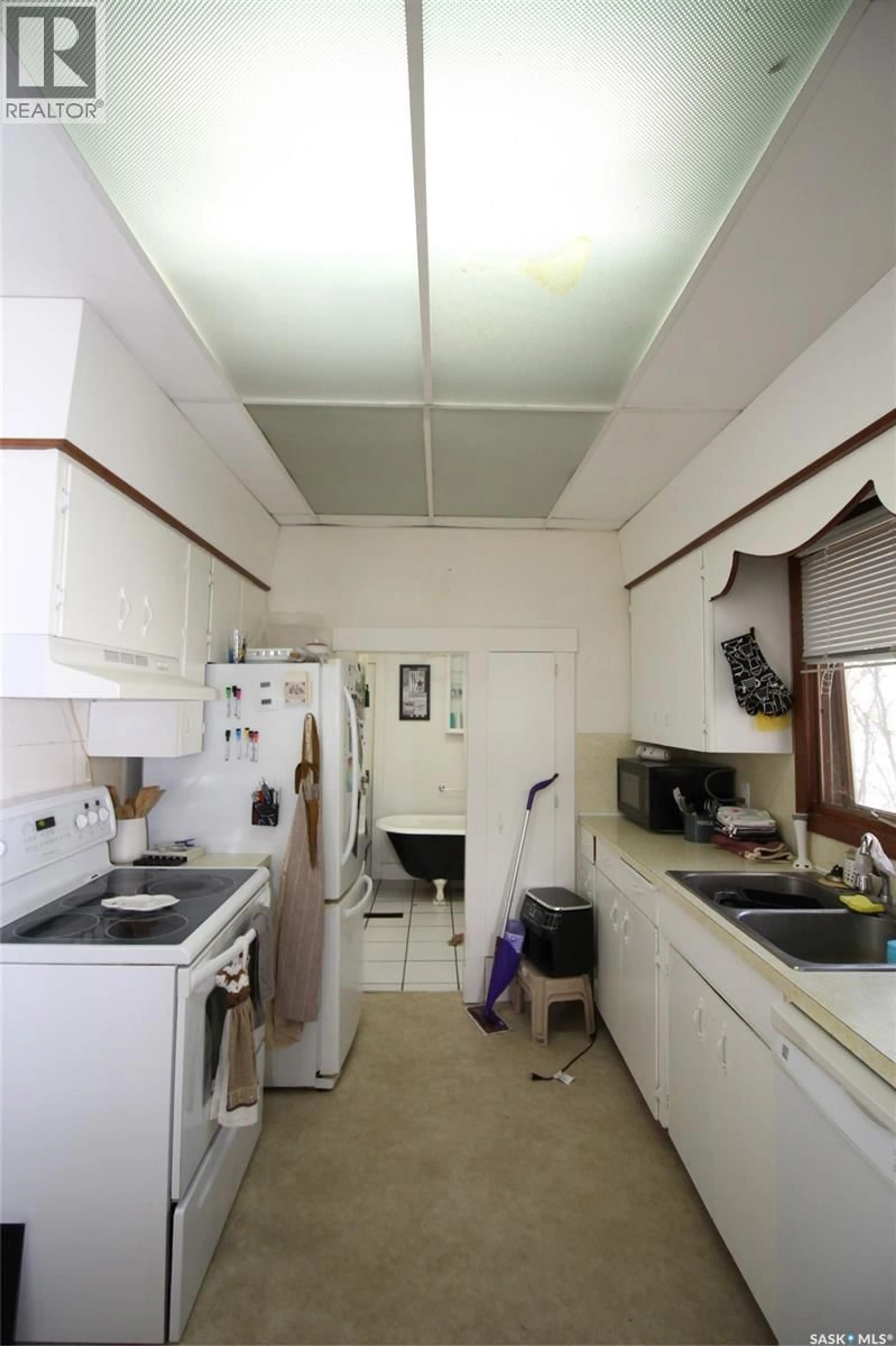 Standard kitchen, floor is not visible for 512 1ST STREET, Shaunavon Saskatchewan S0N2M0
