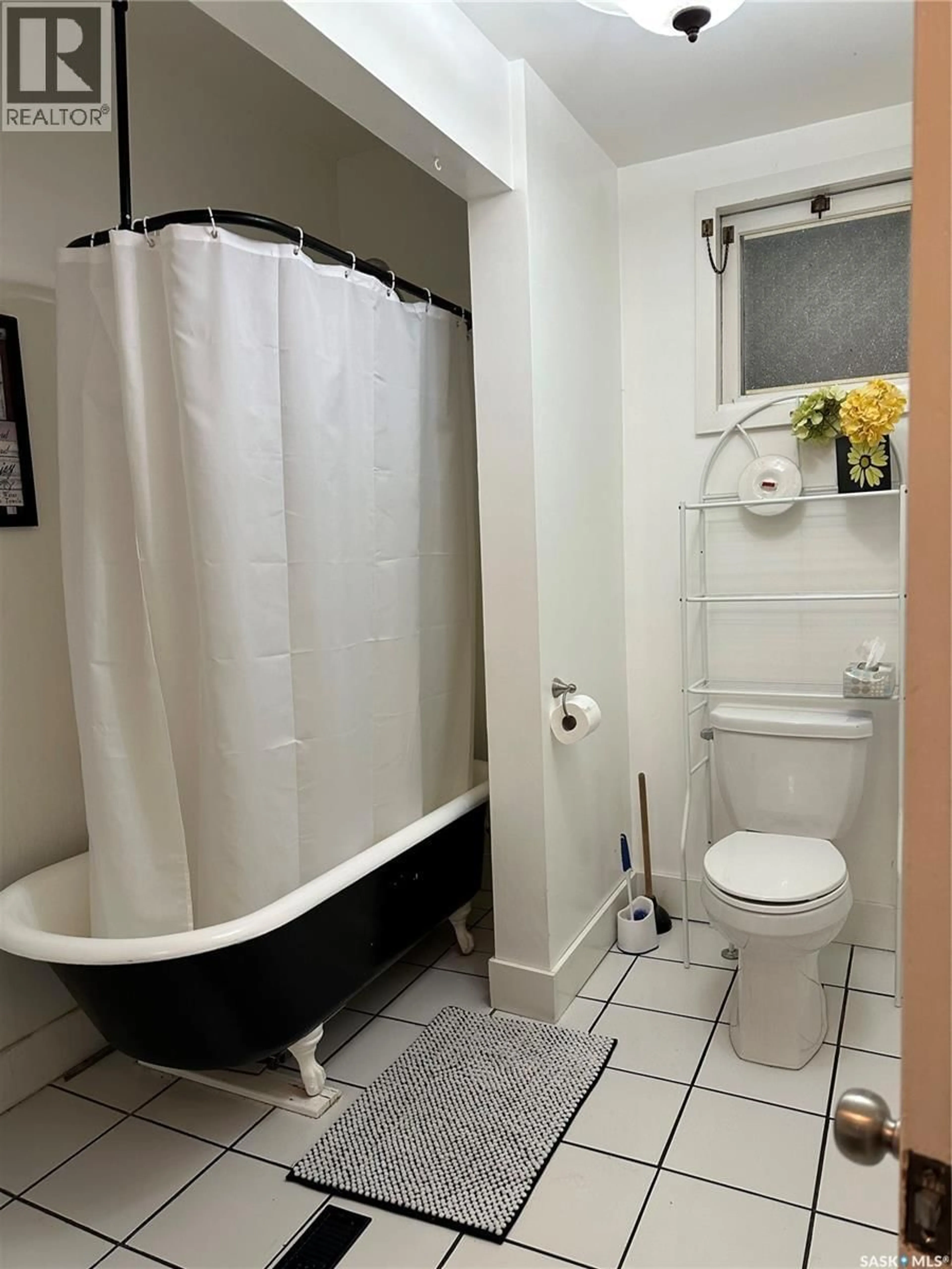 Standard bathroom, unknown for 512 1ST STREET, Shaunavon Saskatchewan S0N2M0