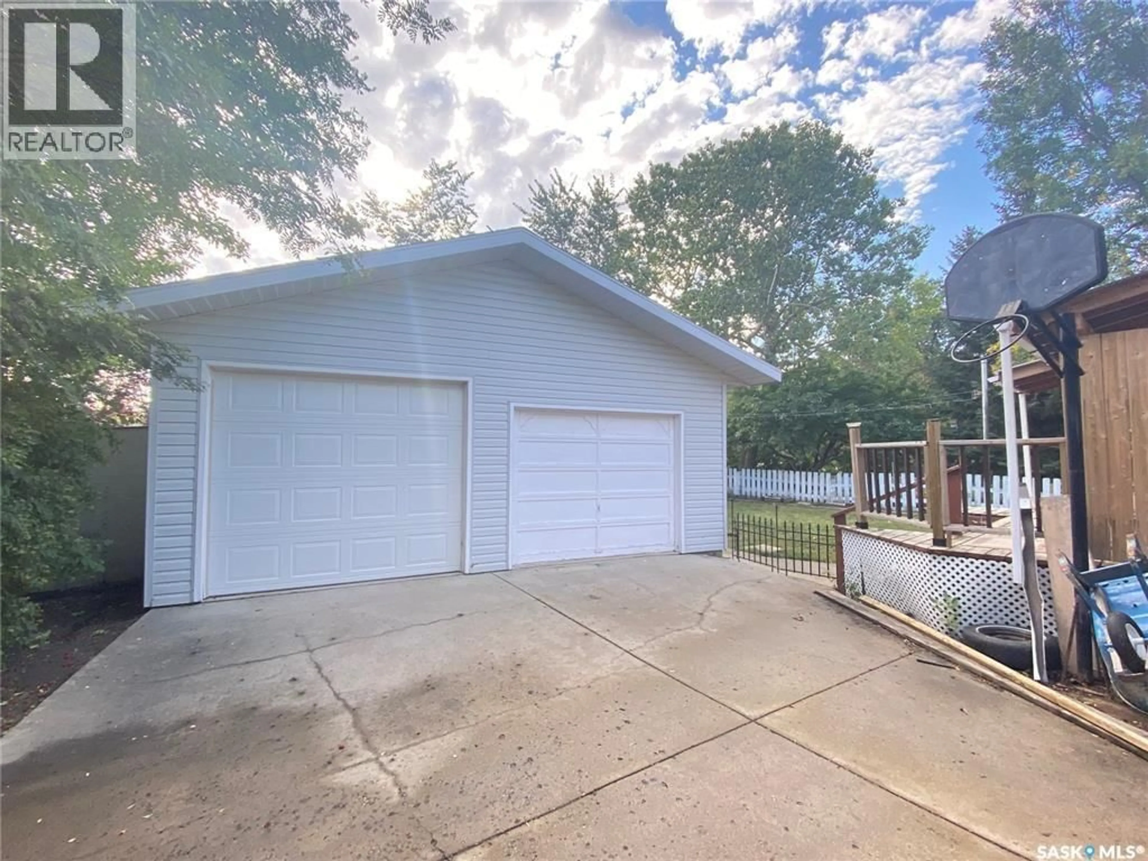 Indoor garage for 434 2ND STREET, Weyburn Saskatchewan S4H0V5