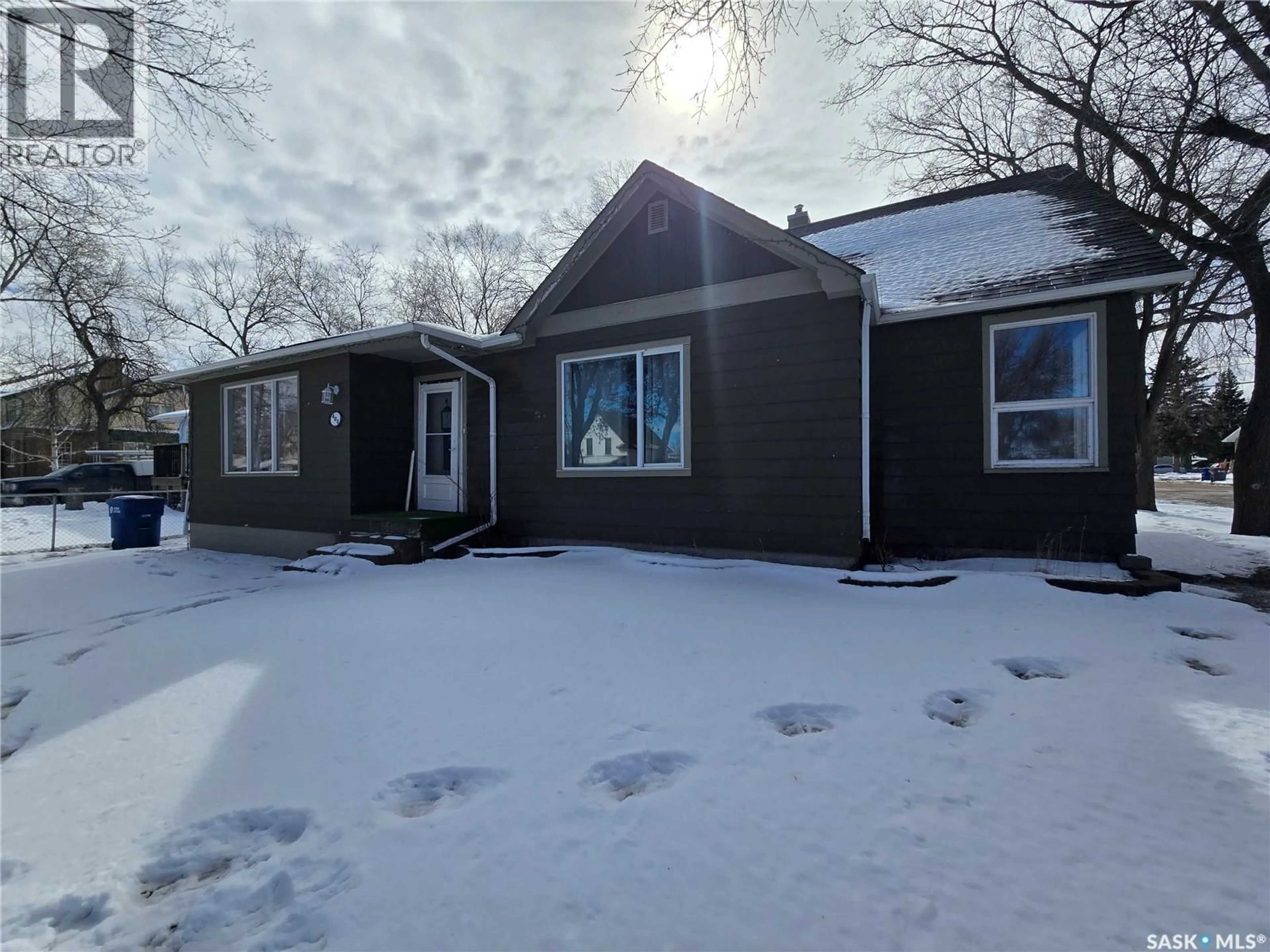 Home with vinyl exterior material, street for 400 4TH AVENUE, Assiniboia Saskatchewan S0H0B0