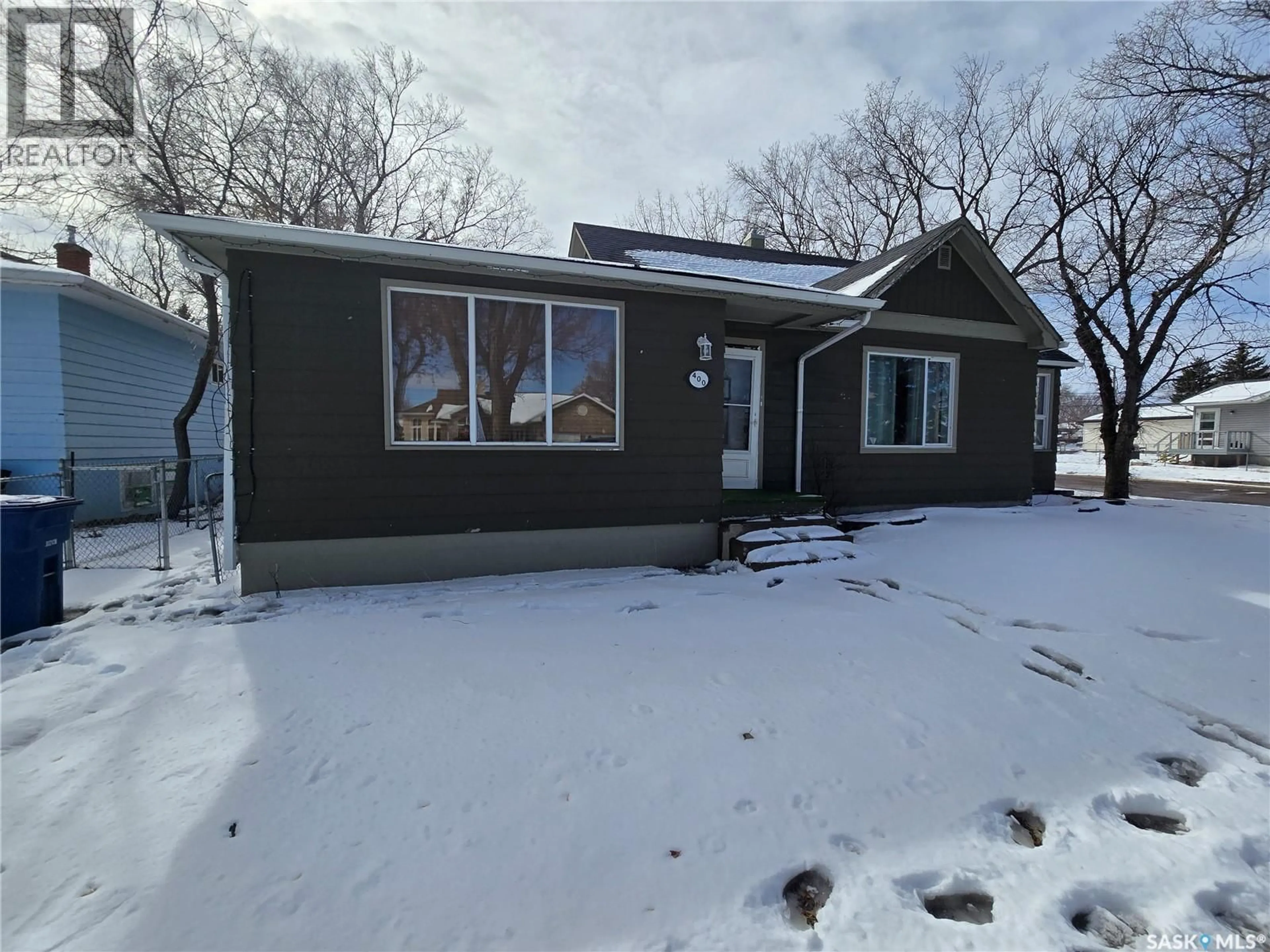 Home with vinyl exterior material, street for 400 4TH AVENUE, Assiniboia Saskatchewan S0H0B0