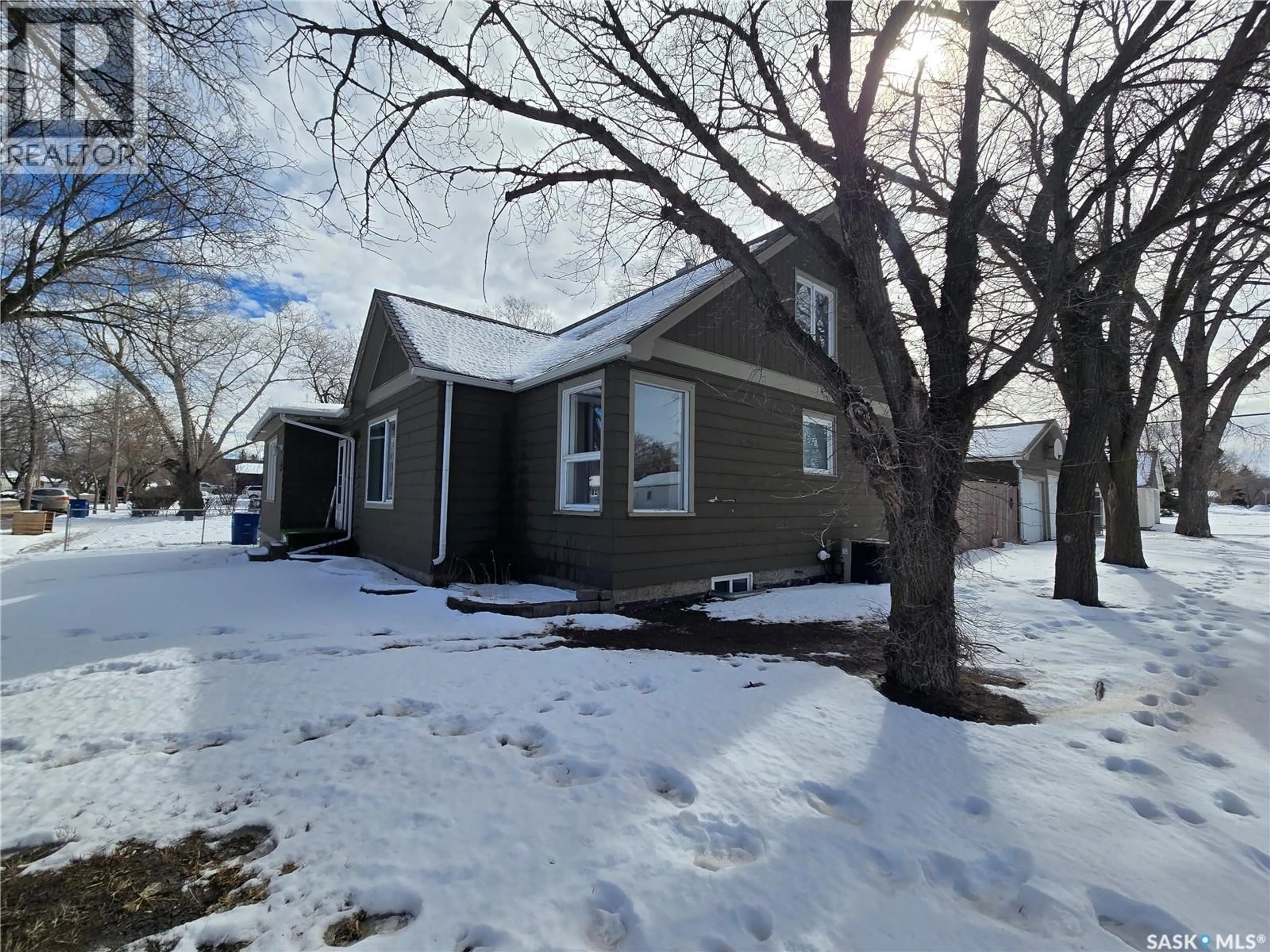 A pic from outside/outdoor area/front of a property/back of a property/a pic from drone, street for 400 4TH AVENUE, Assiniboia Saskatchewan S0H0B0