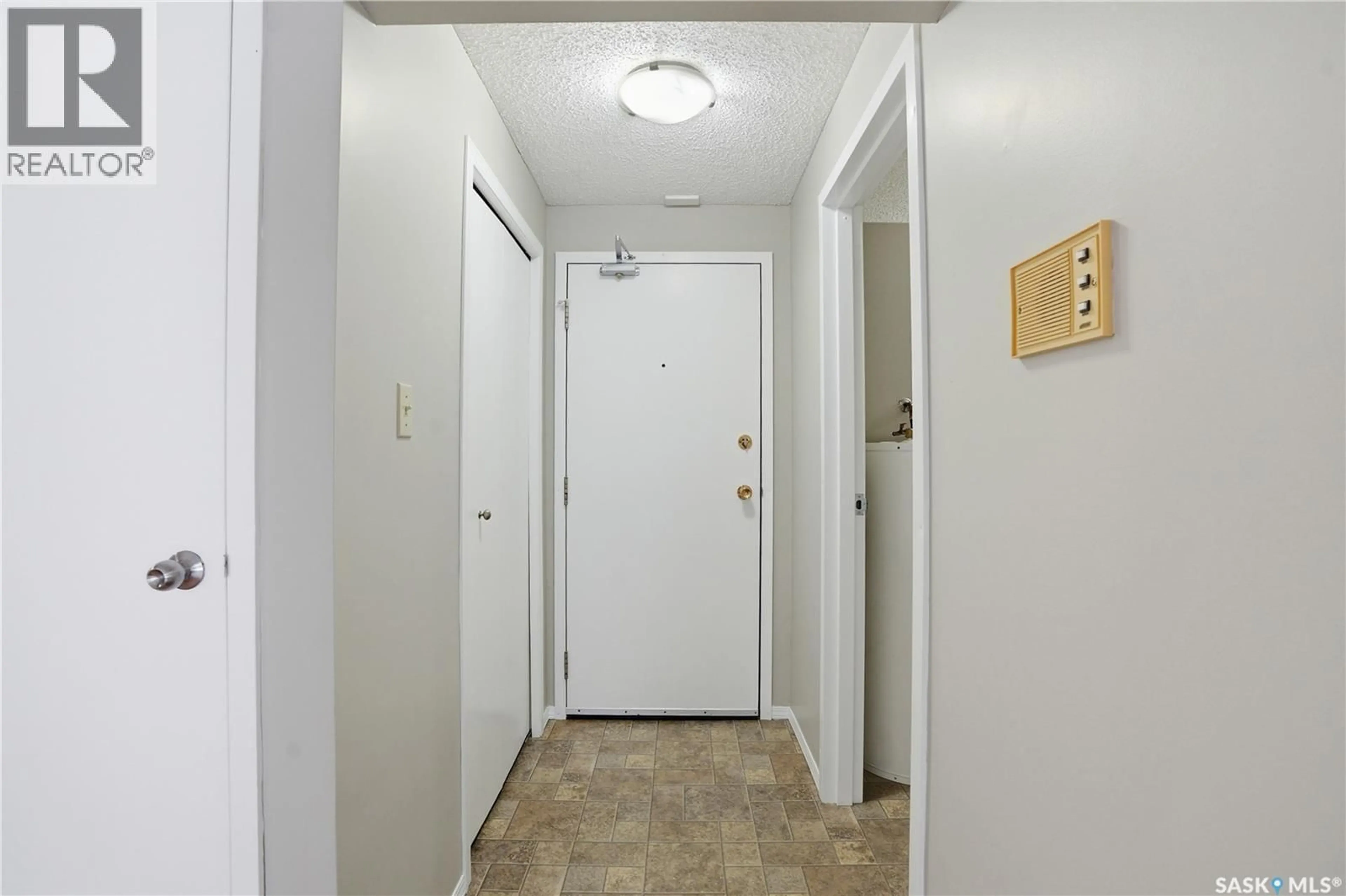 Indoor entryway for 102 - 503 TAIT CRESCENT, Saskatoon Saskatchewan S7H5L1