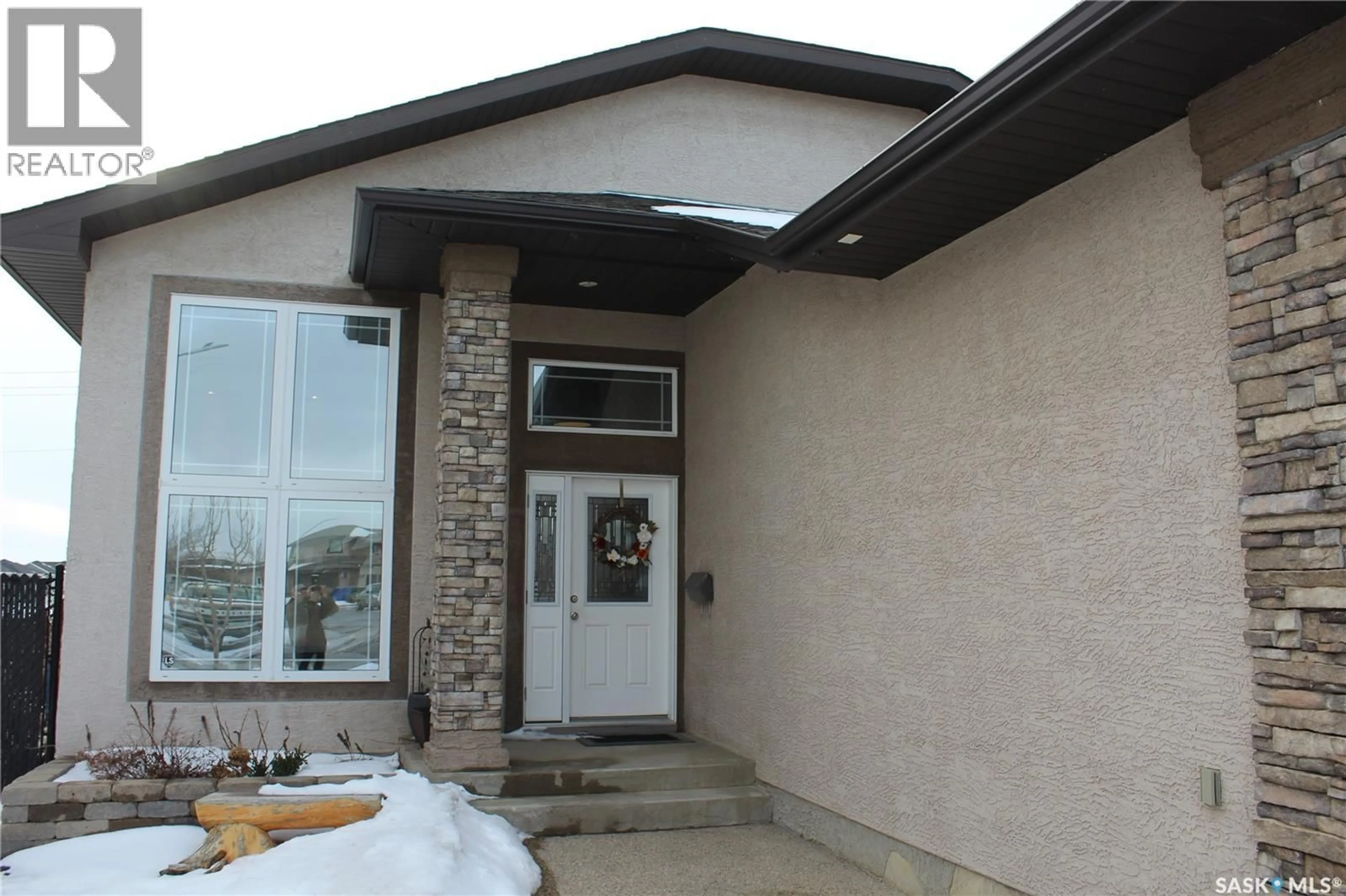 Home with vinyl exterior material, unknown for 1528 MAPLE HILL CRESCENT, Regina Saskatchewan S4X0E8