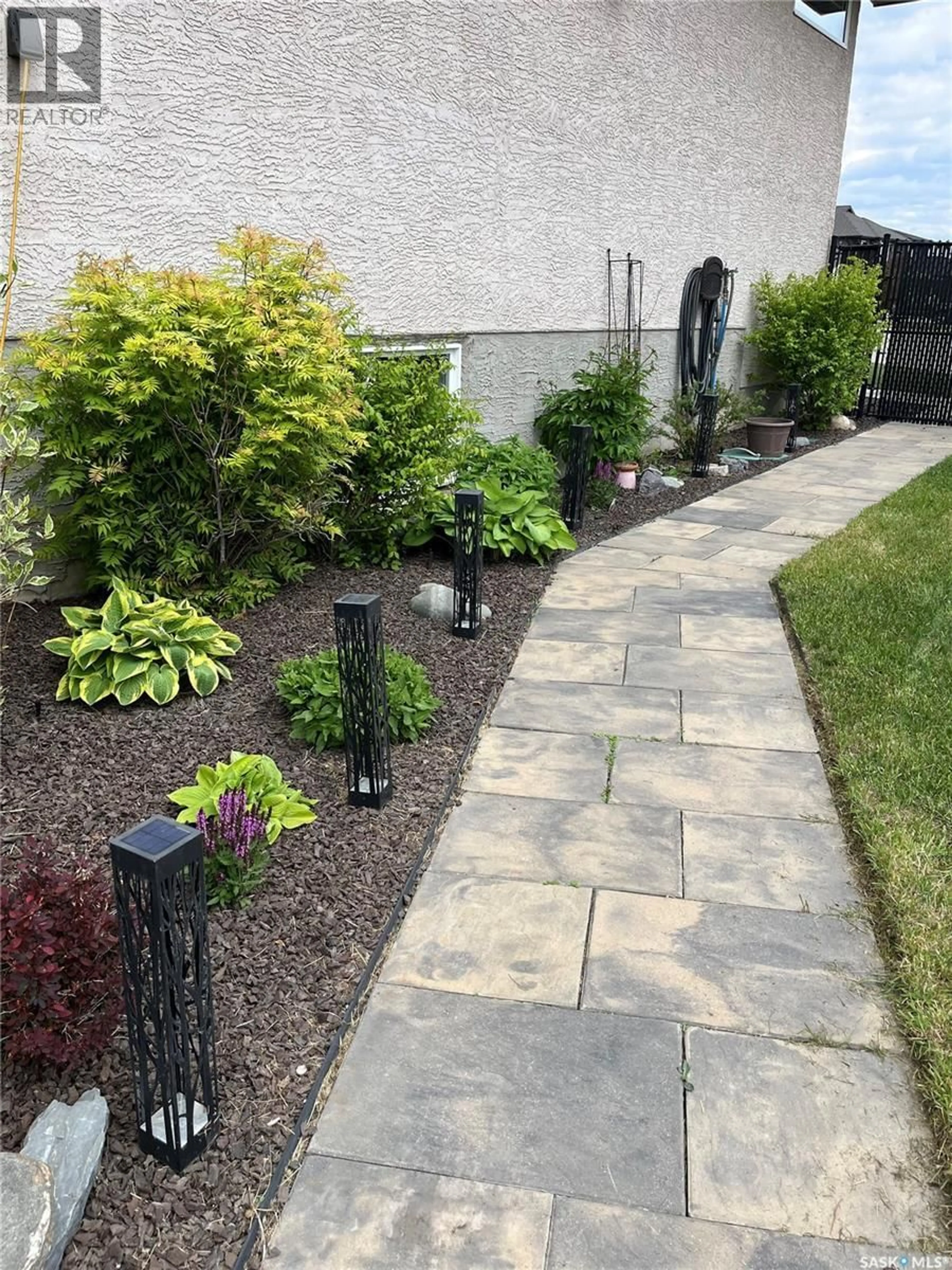 Patio, street for 1528 MAPLE HILL CRESCENT, Regina Saskatchewan S4X0E8