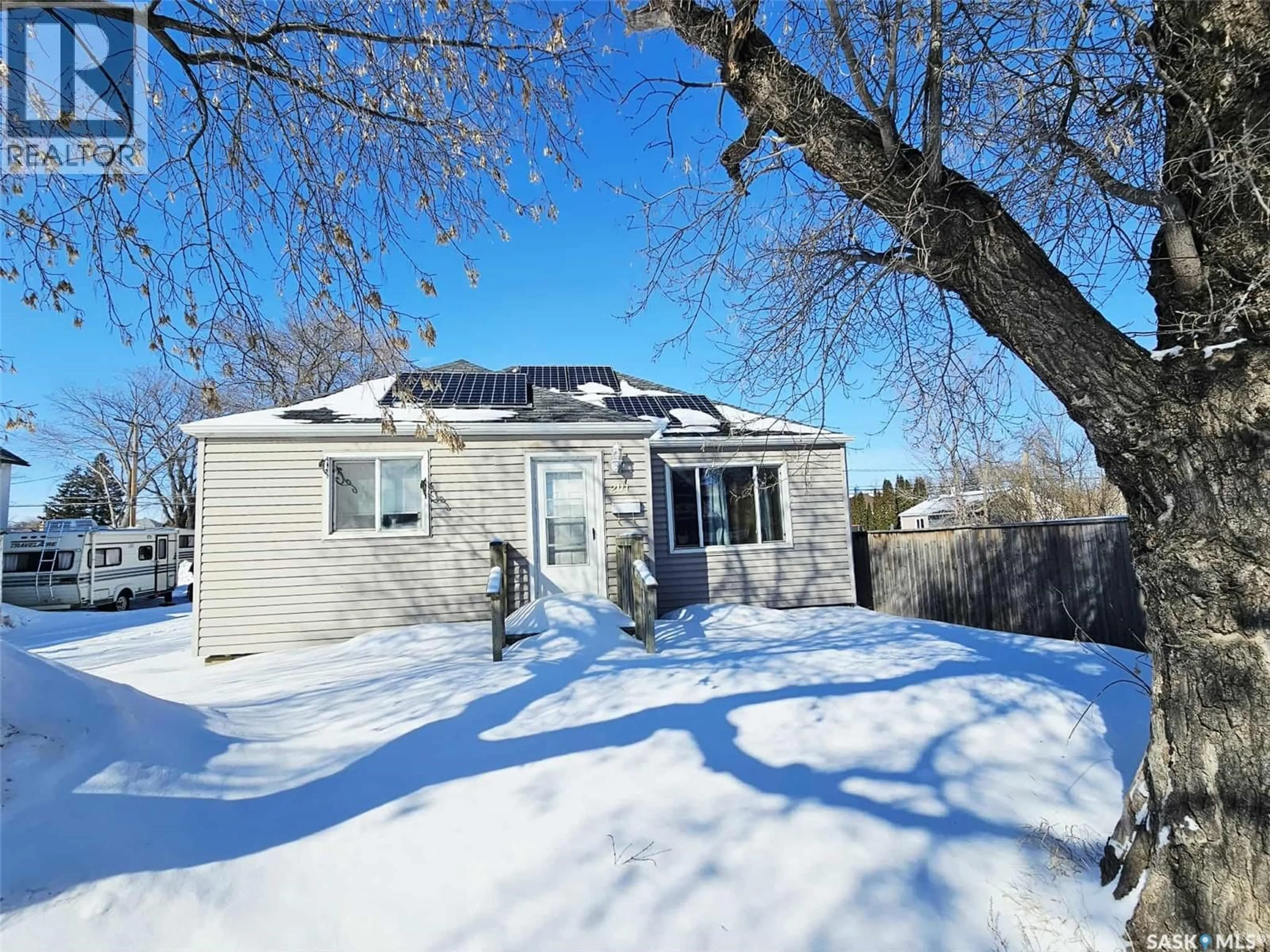 A pic from outside/outdoor area/front of a property/back of a property/a pic from drone, street for 201 BROADWAY STREET, Yorkton Saskatchewan S3N0M8