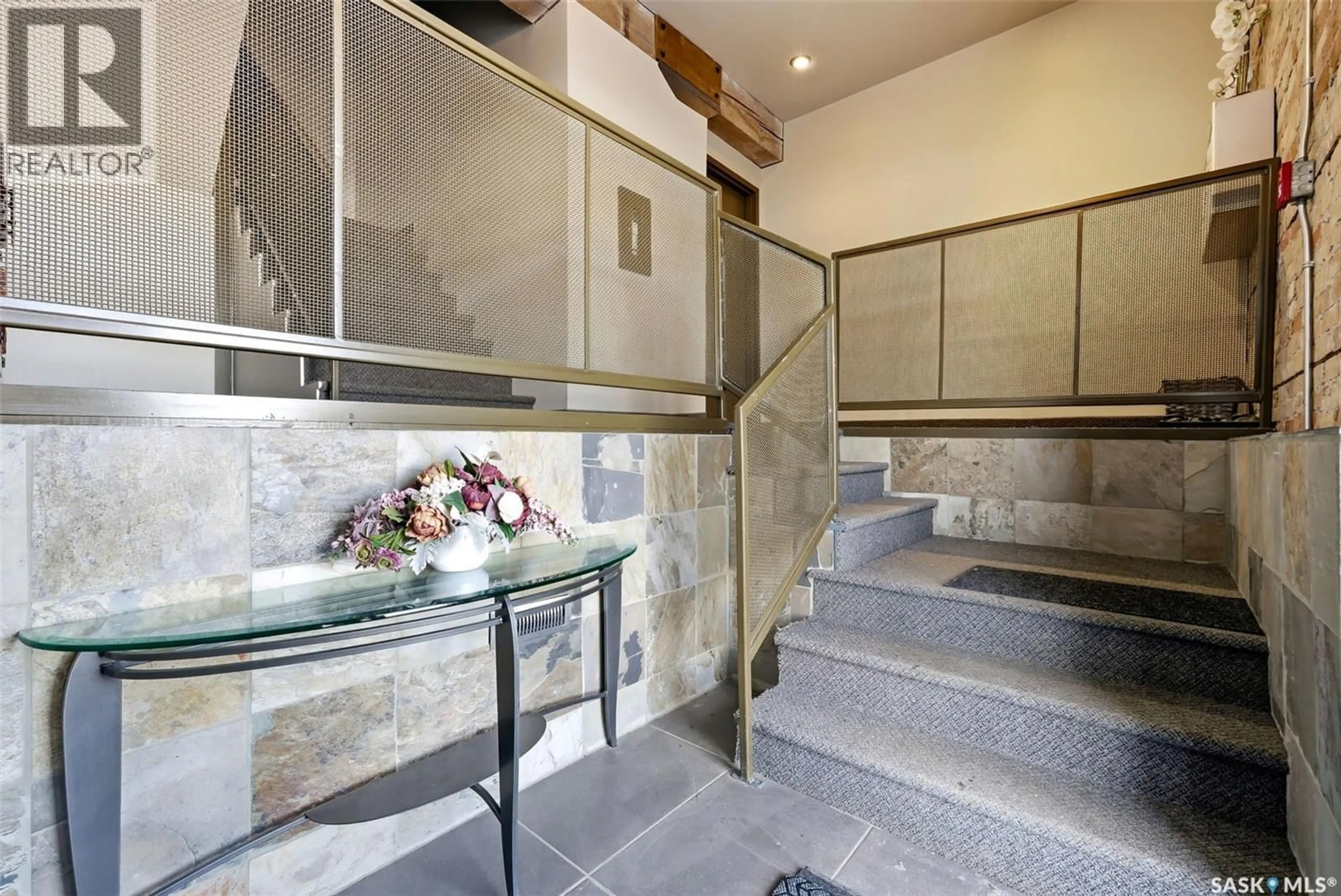 Indoor foyer for 201 - 1304 HALIFAX STREET, Regina Saskatchewan S4R1V1