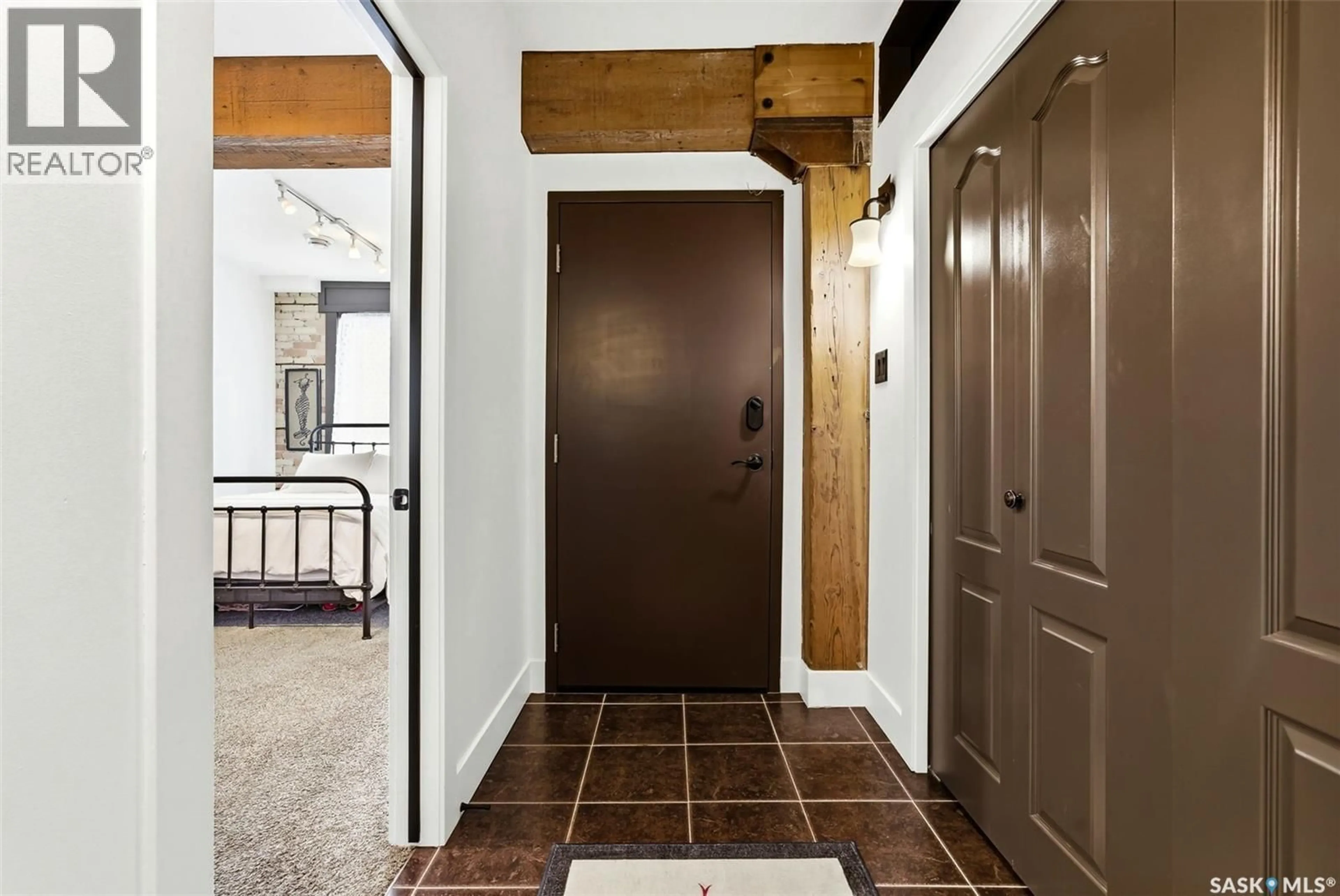 Indoor entryway for 201 - 1304 HALIFAX STREET, Regina Saskatchewan S4R1V1