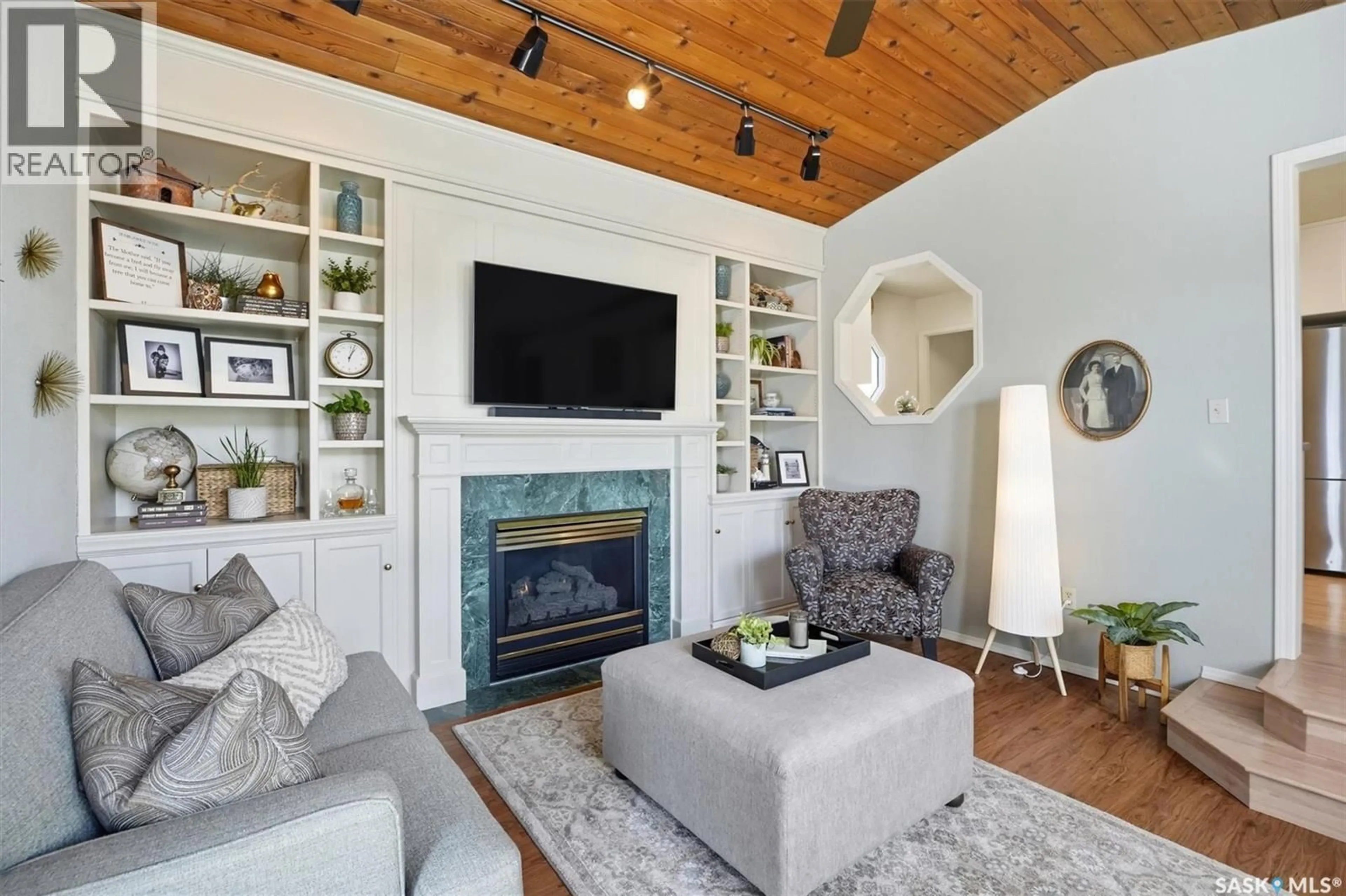 Living room with furniture, wood/laminate floor for 106 LAURENTIAN DRIVE, Saskatoon Saskatchewan S7H4M2