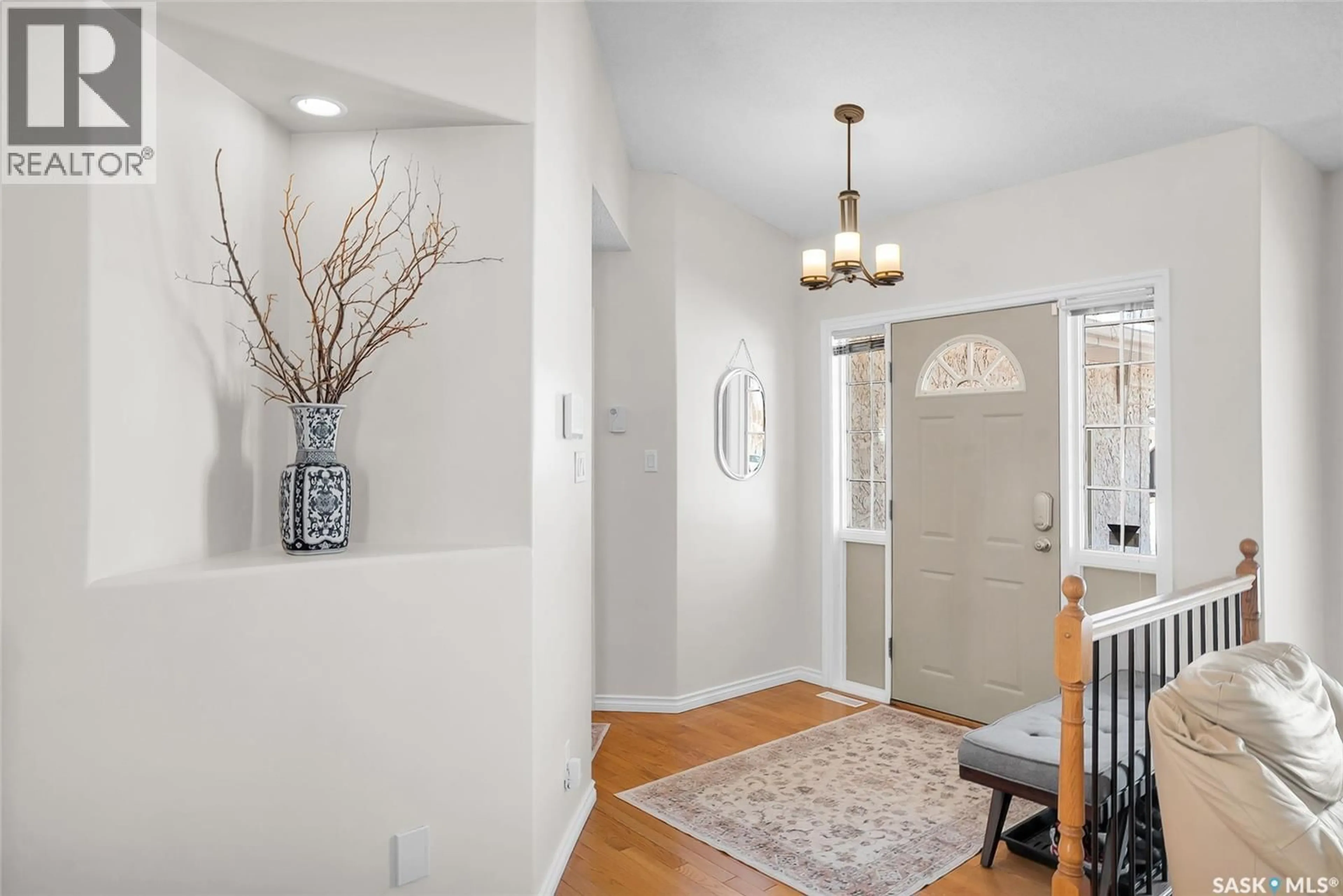 Indoor entryway for 1022 HURLEY WAY, Saskatoon Saskatchewan S7N4J7