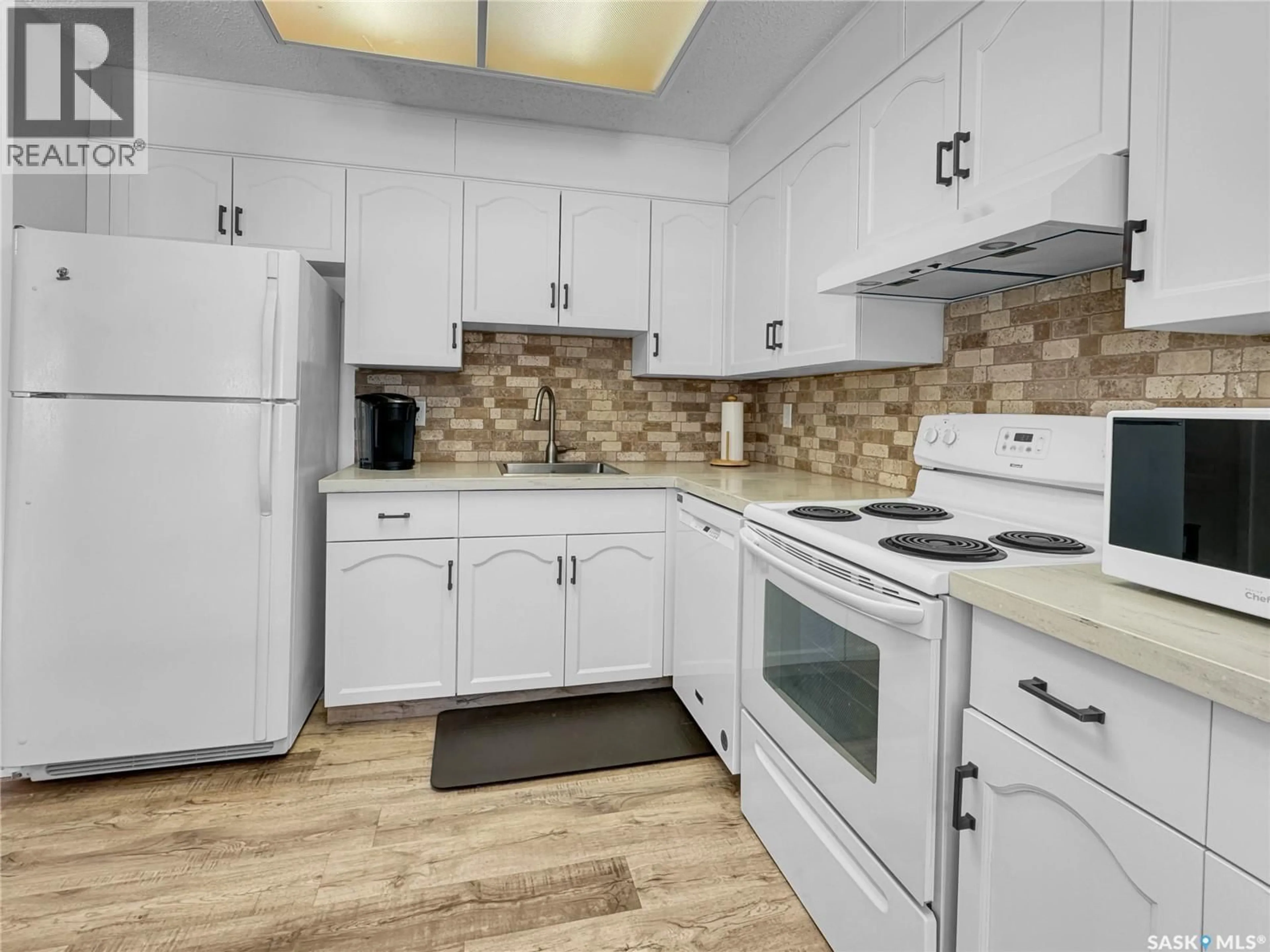 Standard kitchen, ceramic/tile floor for 204 - 1452 102ND STREET, North Battleford Saskatchewan S9A1G7