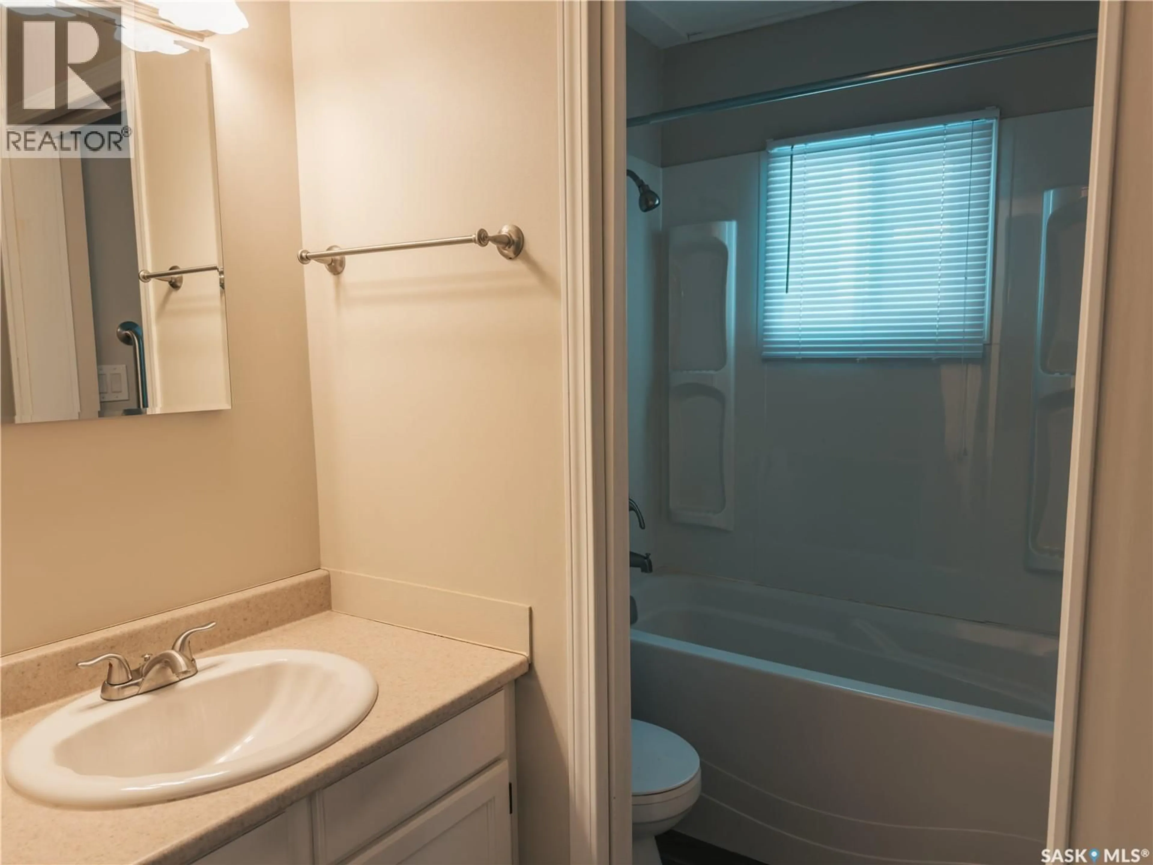 Standard bathroom, unknown for 118 32ND STREET, Saskatoon Saskatchewan S7L0S1