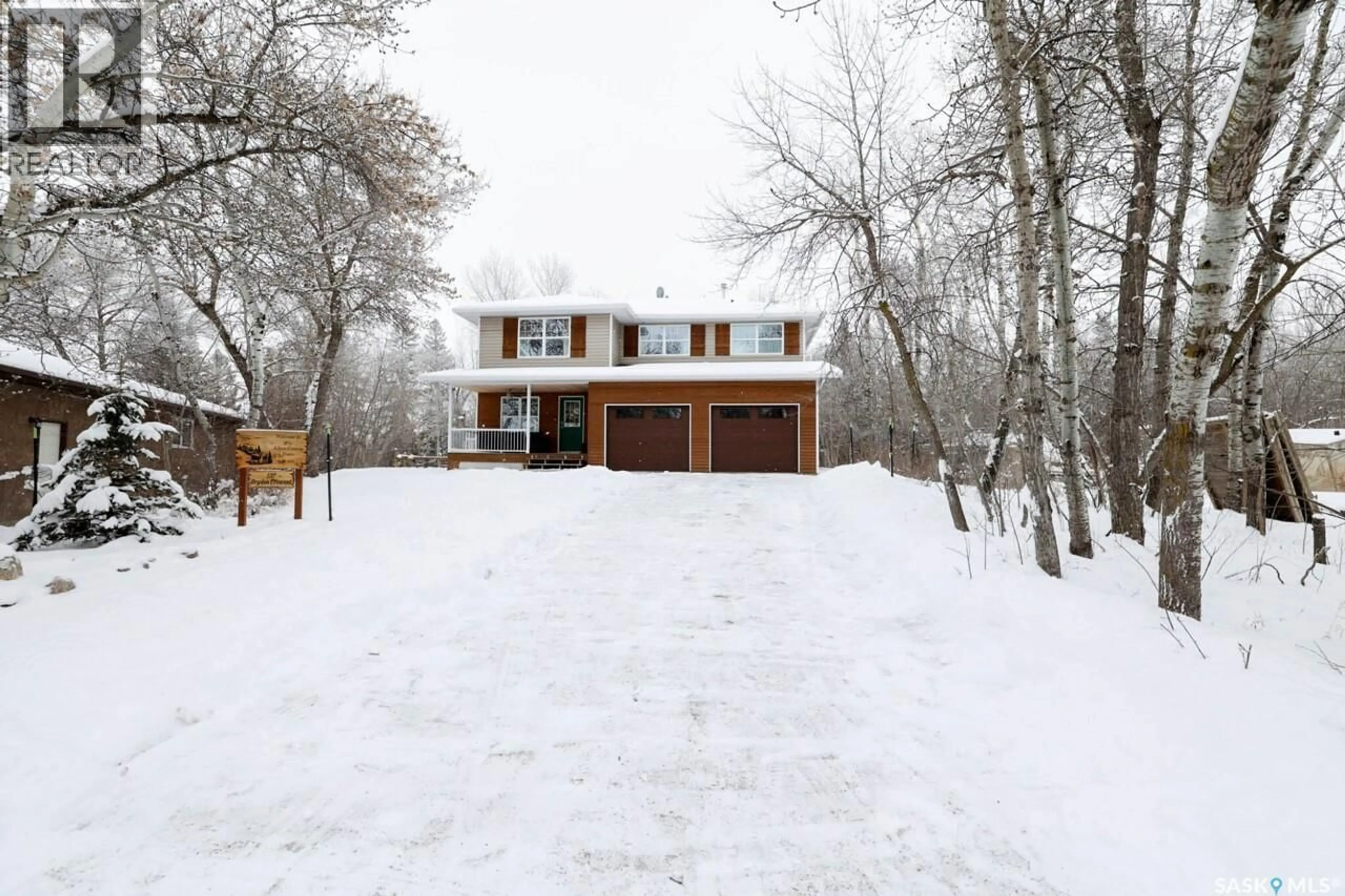 A pic from outside/outdoor area/front of a property/back of a property/a pic from drone, street for 137 BRYDEN CRESCENT, Regina Beach Saskatchewan S0G4C0