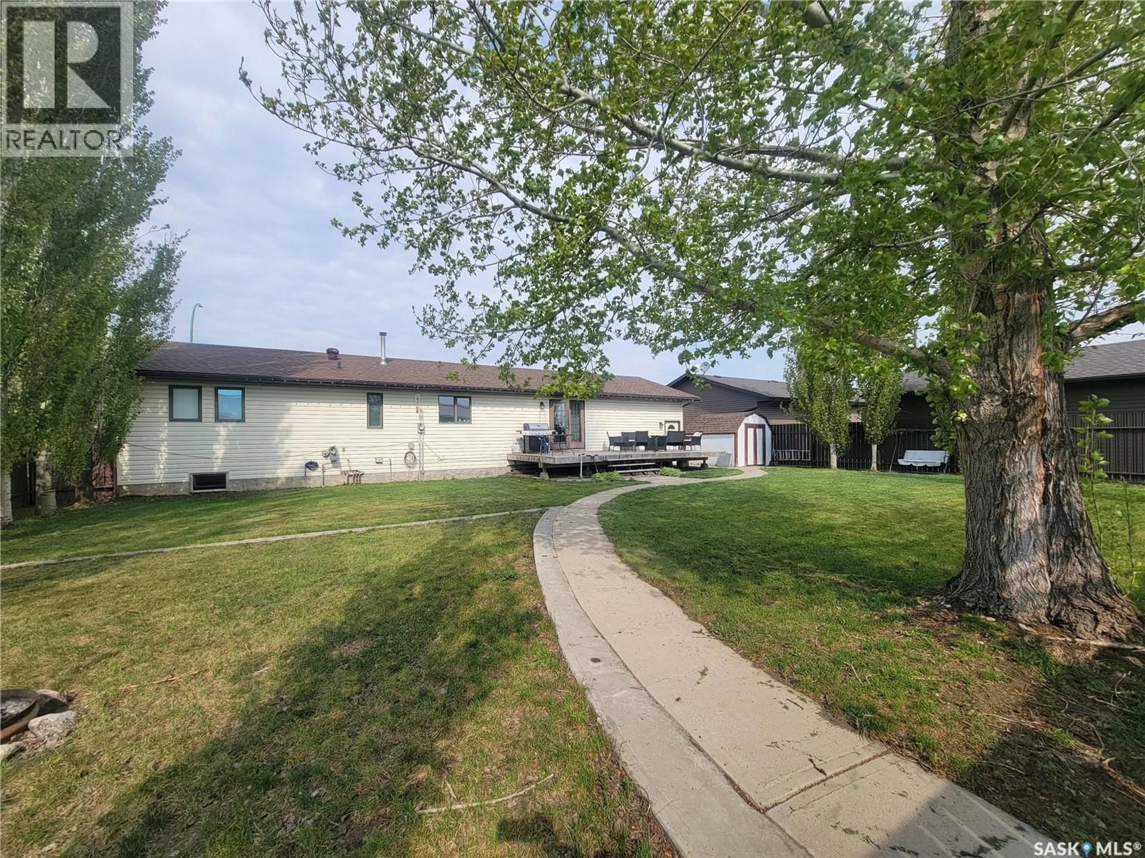 A pic from outside/outdoor area/front of a property/back of a property/a pic from drone, street for 5034 MIRROR DRIVE, Macklin Saskatchewan S0L2S0