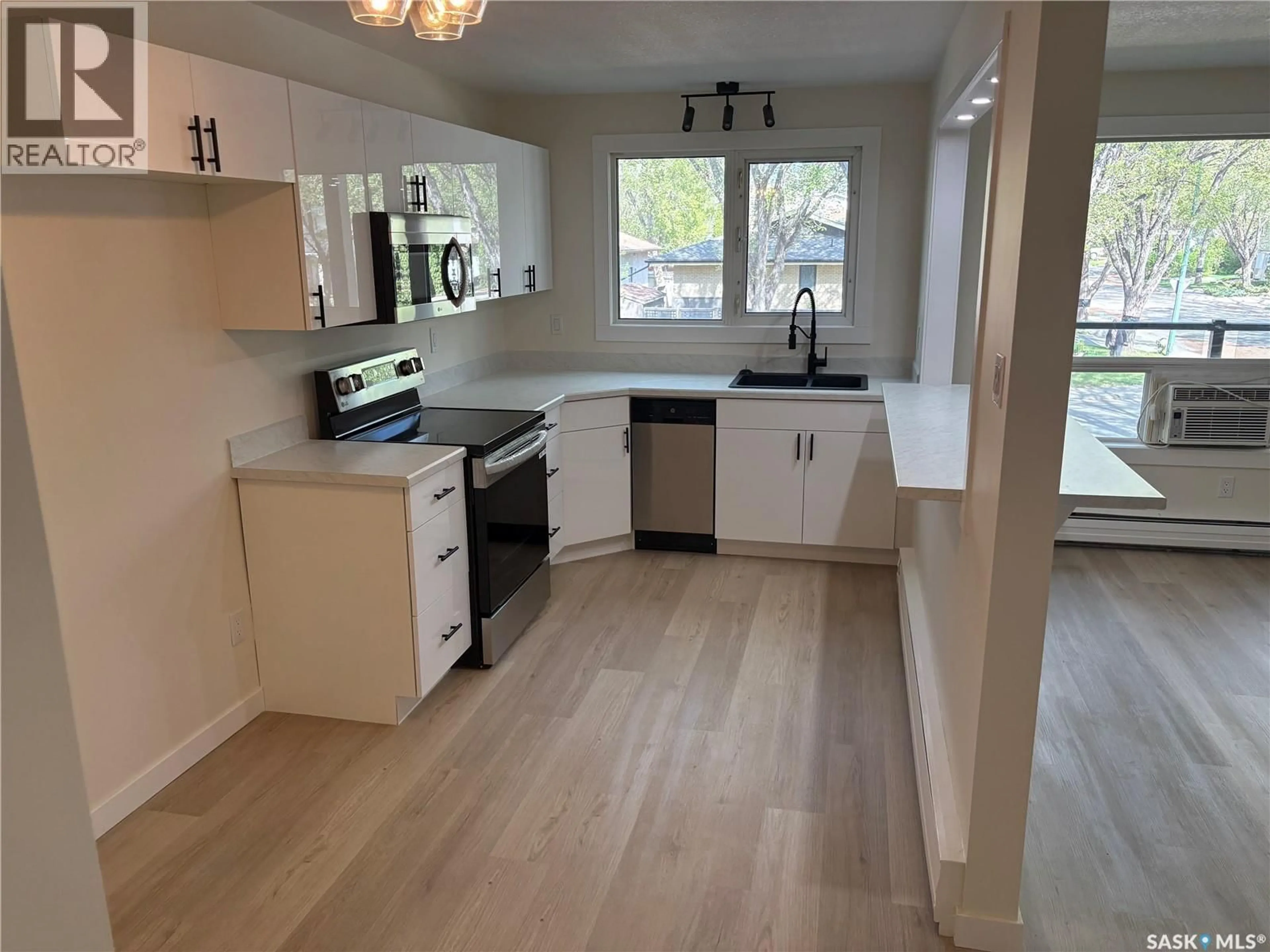 Open concept kitchen, unknown for 35 42 SPENCE STREET, Regina Saskatchewan S4S4H4