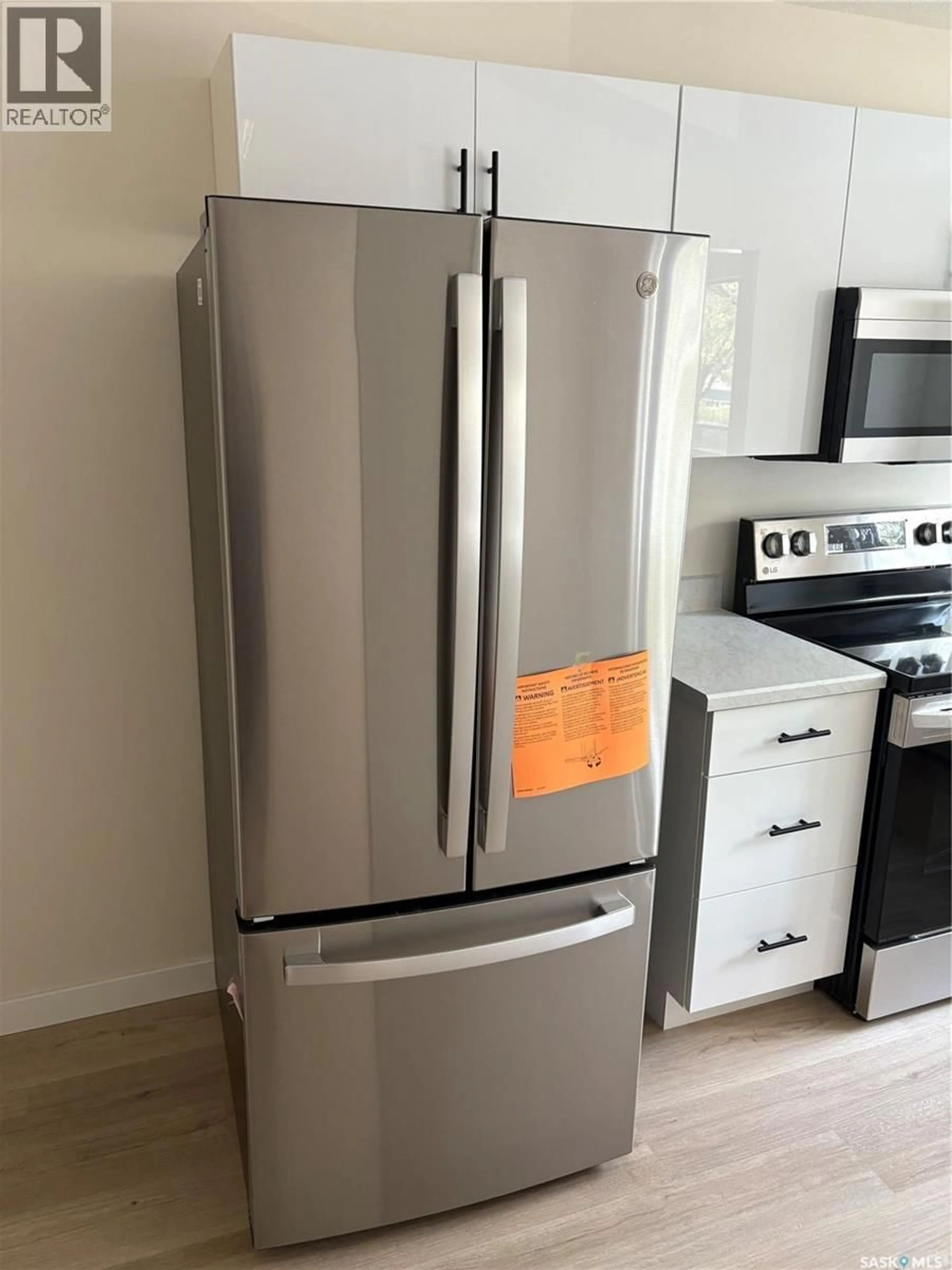 Standard kitchen, unknown for 35 42 SPENCE STREET, Regina Saskatchewan S4S4H4