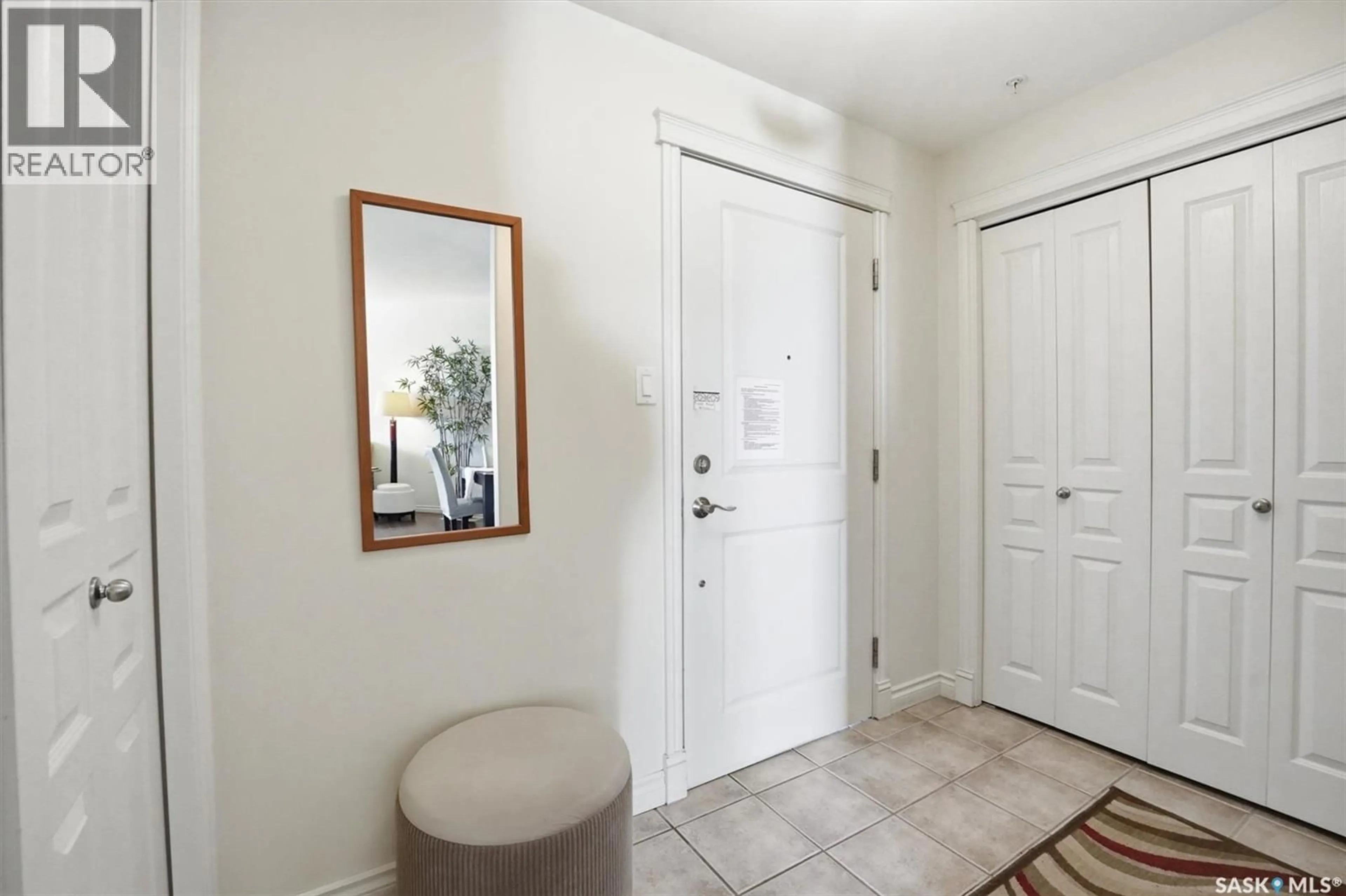 Indoor entryway for 402 615 SASKATCHEWAN CRESCENT, Saskatoon Saskatchewan S7M0A5