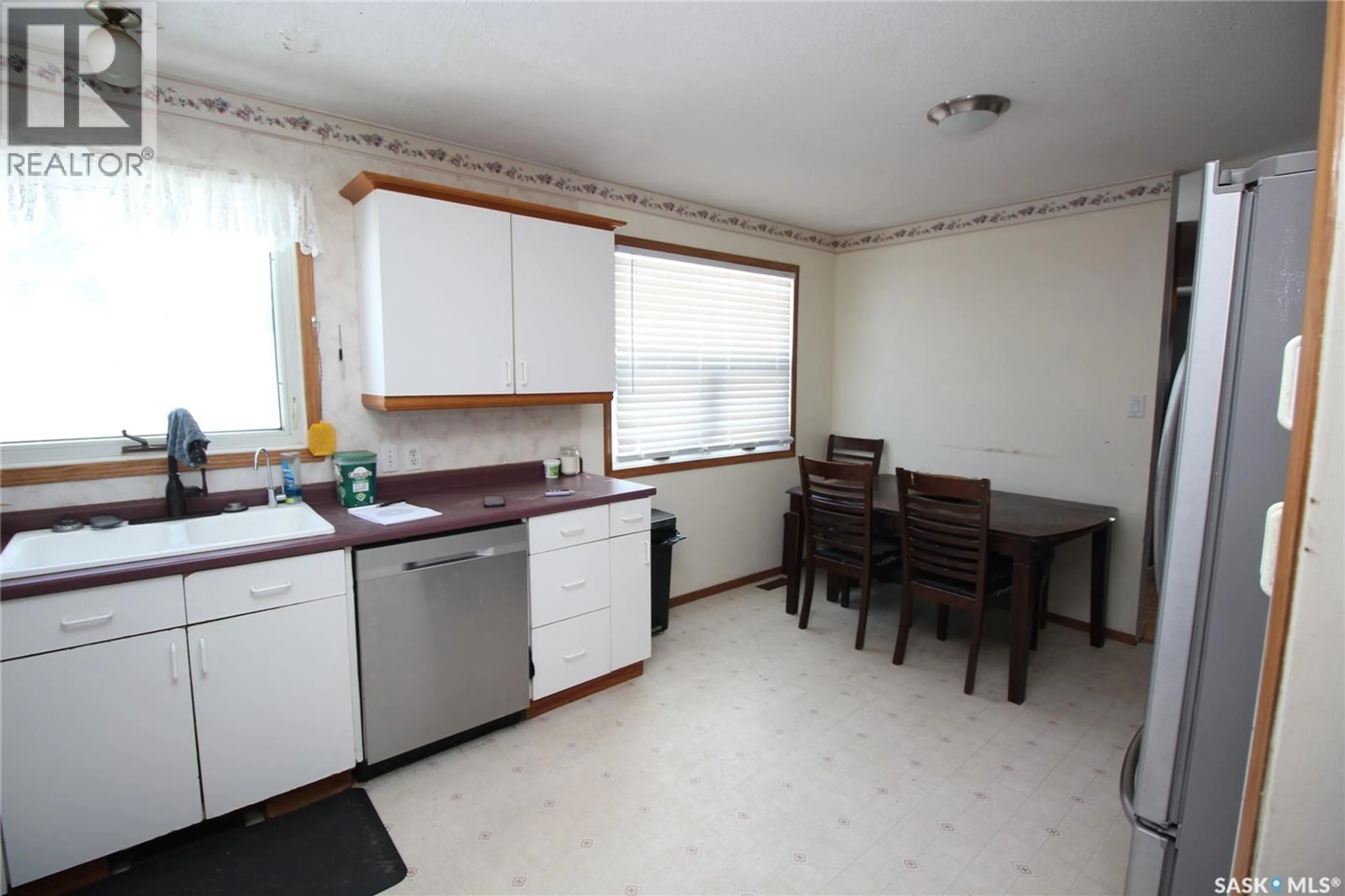 Standard kitchen, unknown for 800 ROBISON STREET, Indian Head Saskatchewan S0G2K0