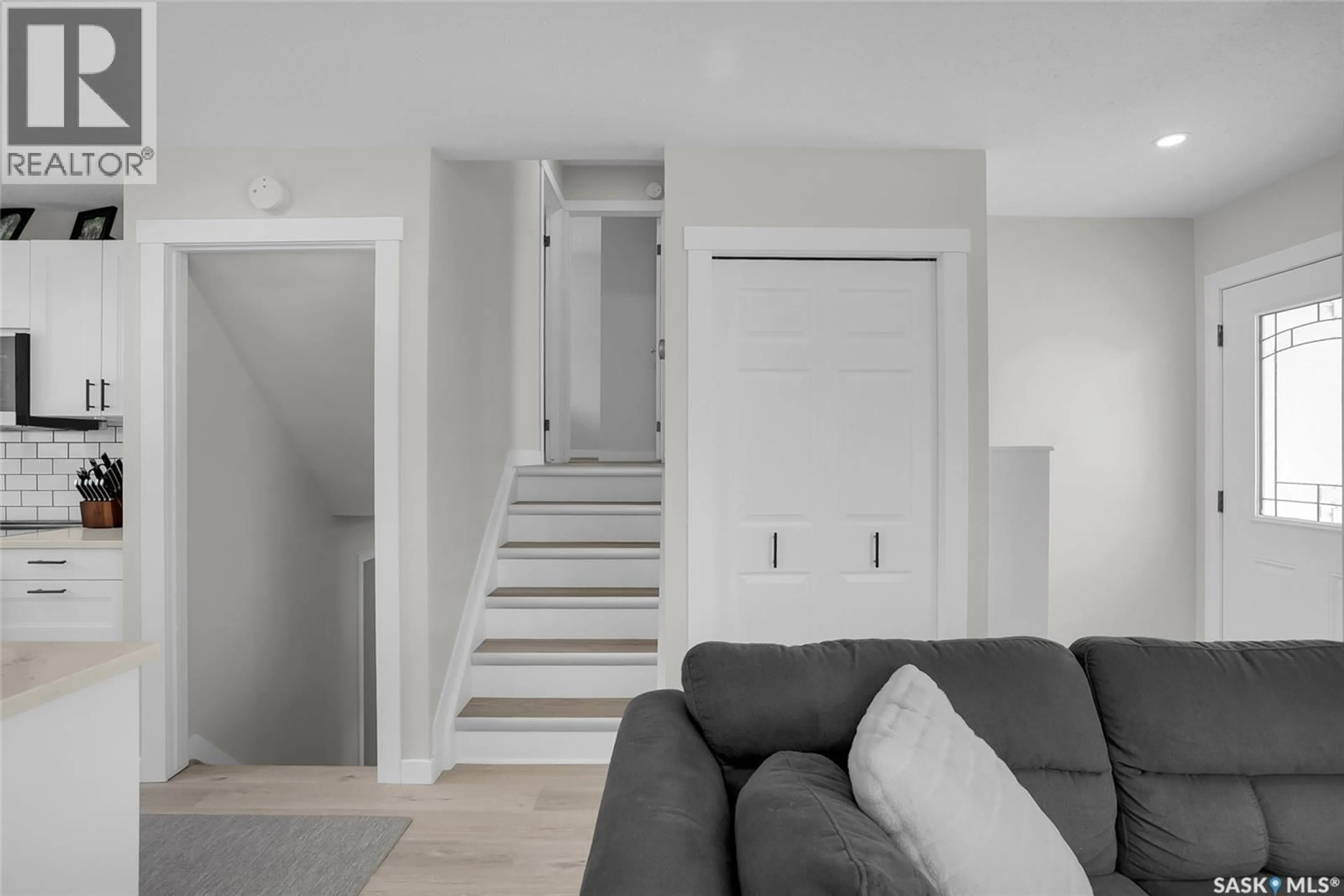 Stairs for 283 DAVID KNIGHT CRESCENT, Saskatoon Saskatchewan S7K5L7