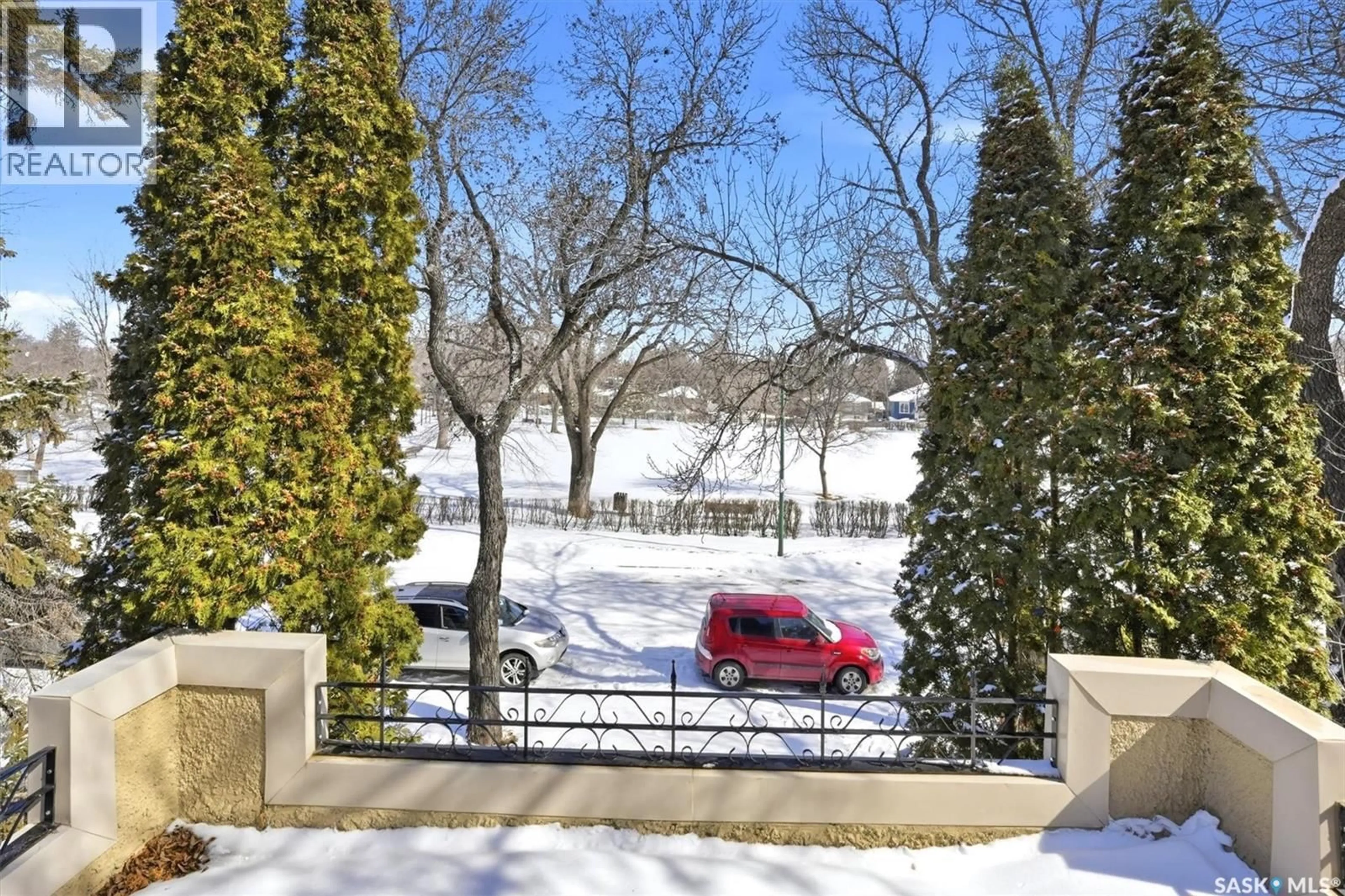 Patio, street for 921 10TH AVENUE, Saskatoon Saskatchewan S7K3A3