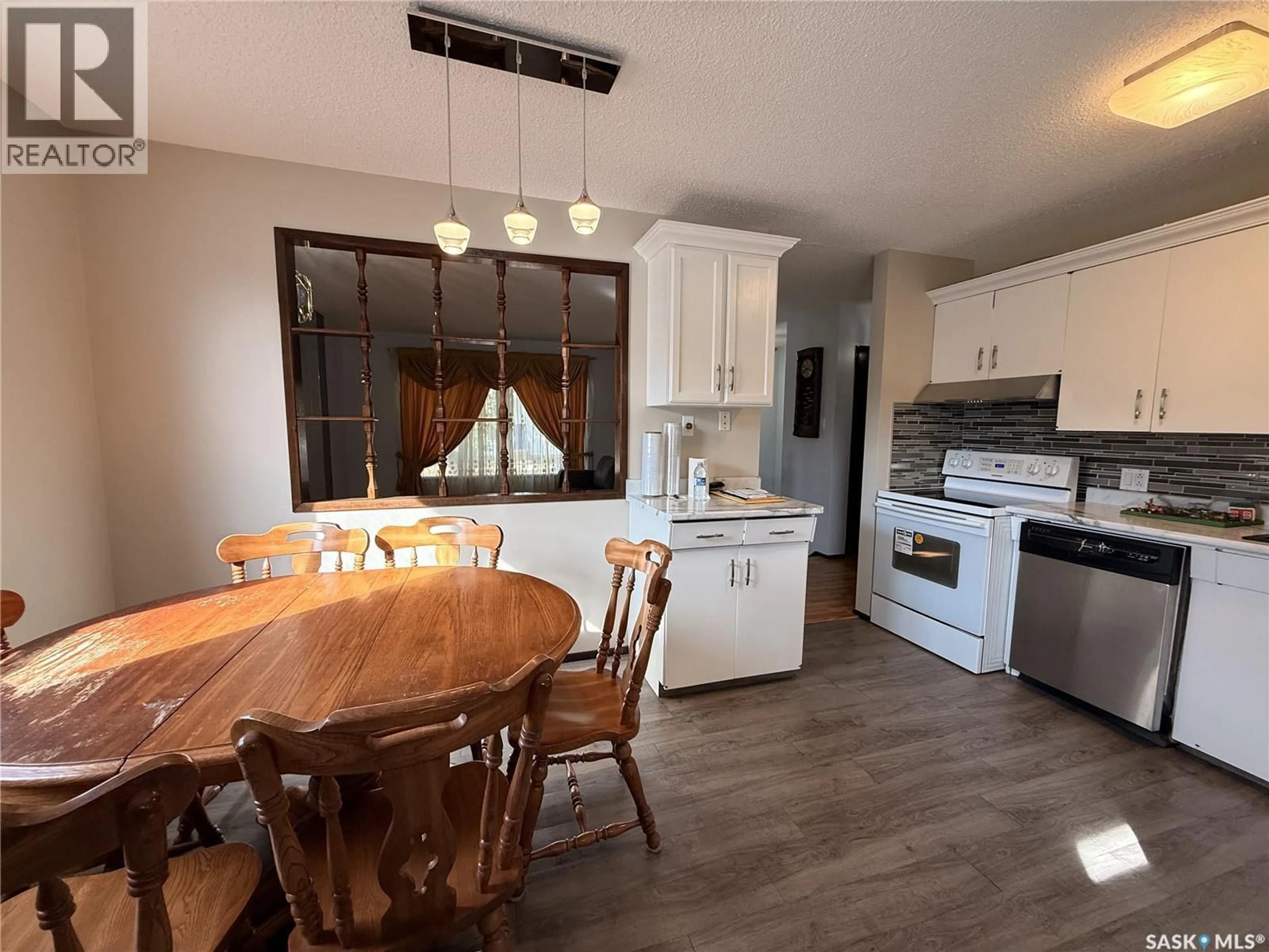 Open concept kitchen, wood/laminate floor for 522 4TH STREET, Shaunavon Saskatchewan S0N2M0