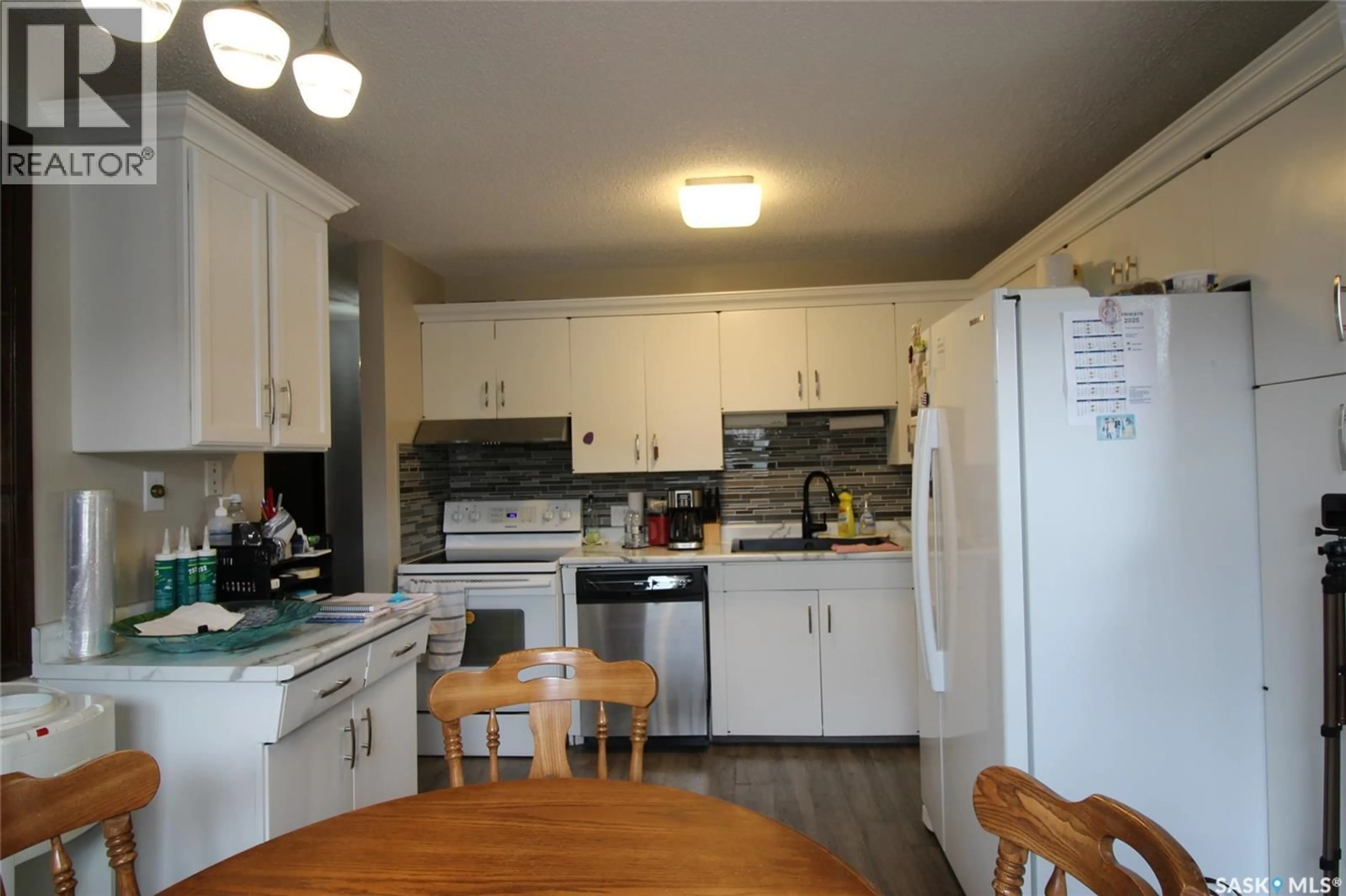 Standard kitchen, wood/laminate floor for 522 4TH STREET, Shaunavon Saskatchewan S0N2M0