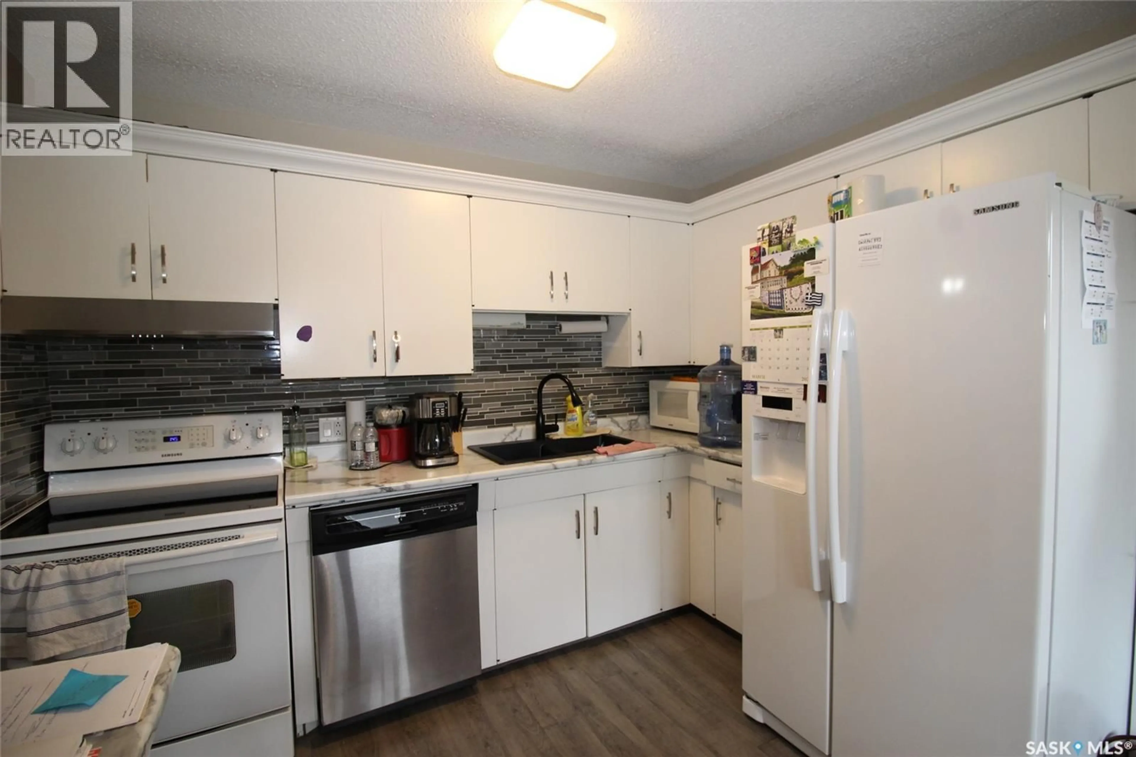 Standard kitchen, unknown for 522 4TH STREET, Shaunavon Saskatchewan S0N2M0