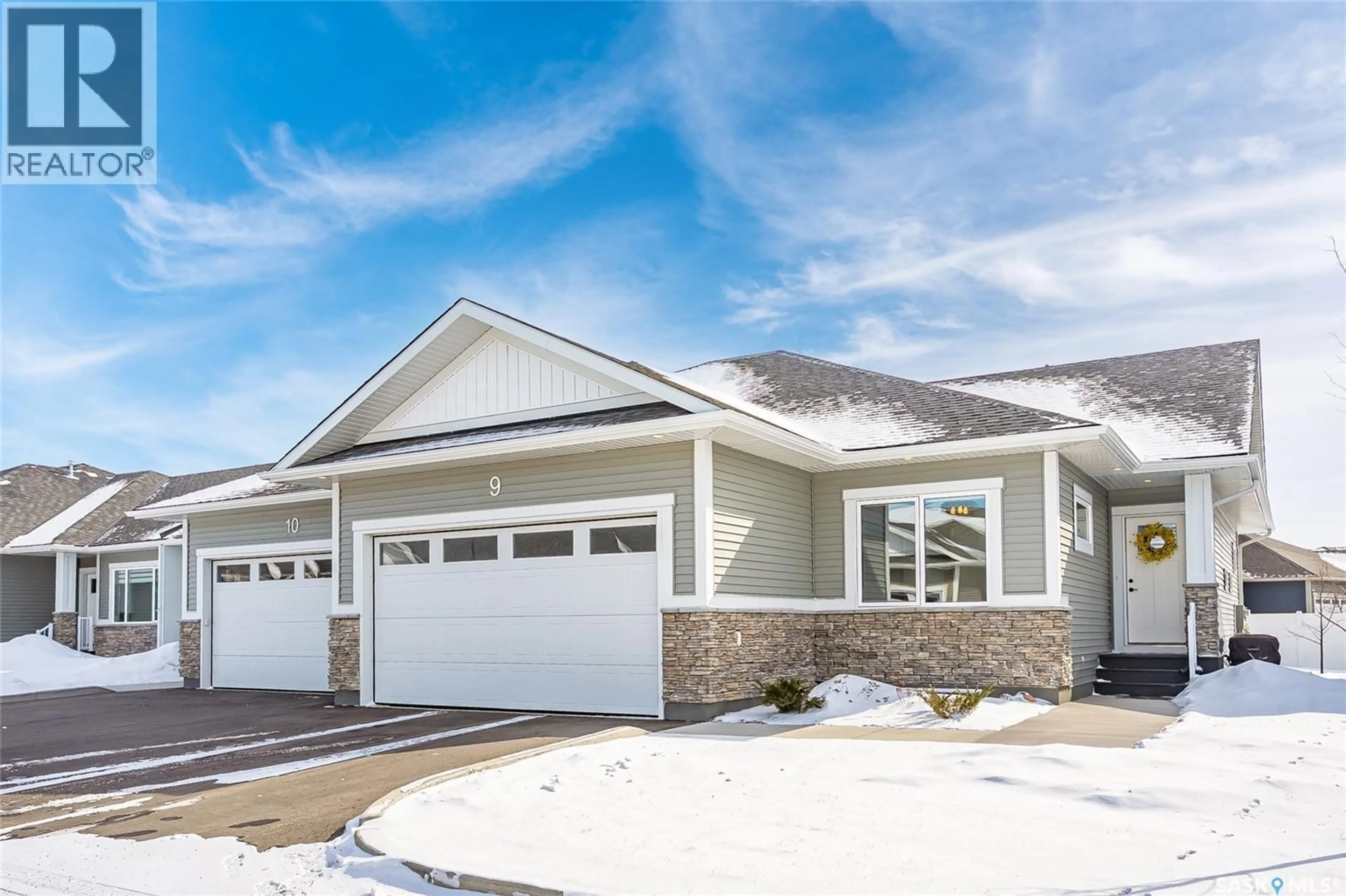 Home with vinyl exterior material, street for 9 437 PALMER CRESCENT, Warman Saskatchewan S0K4S1