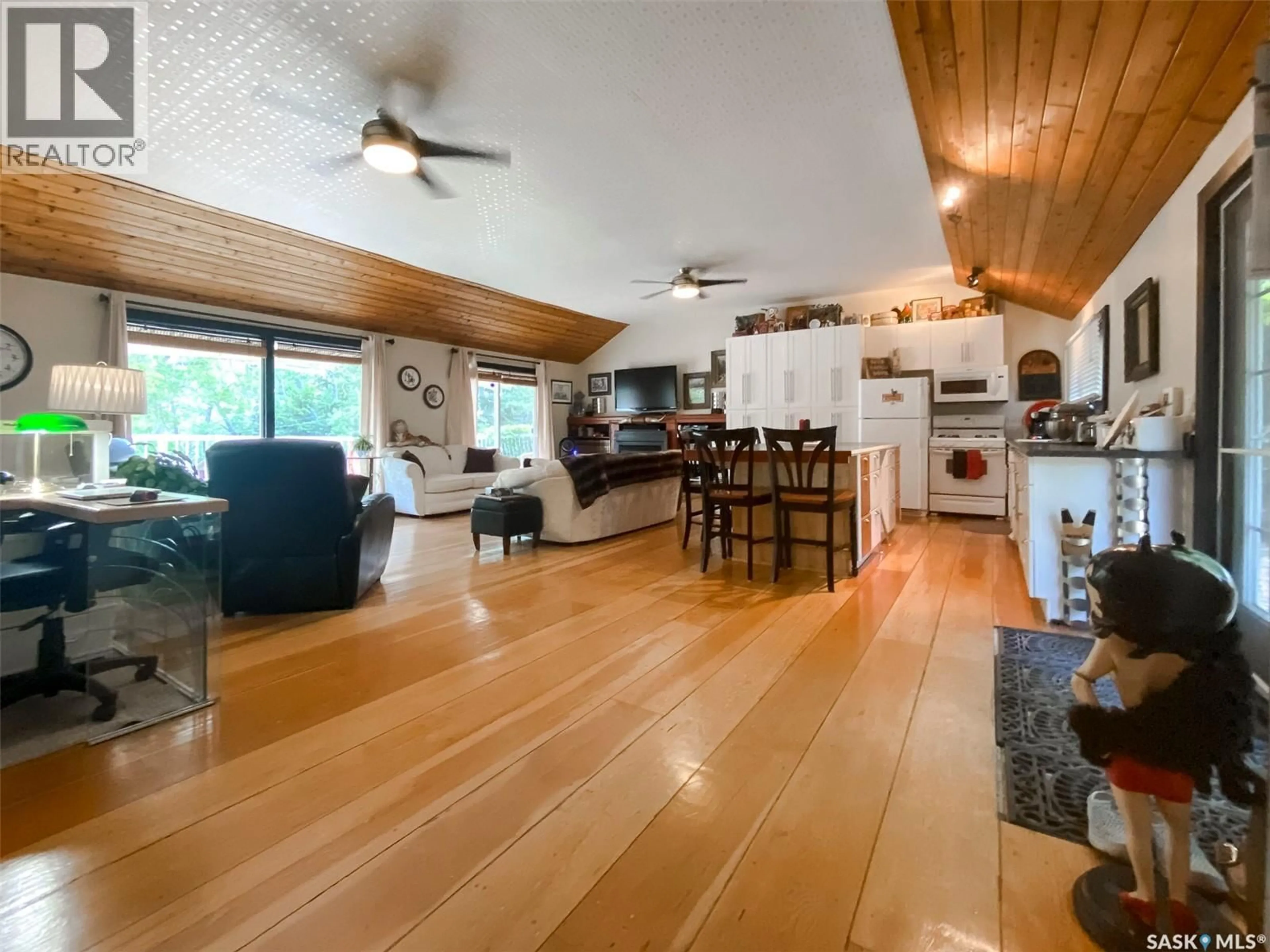 Open concept kitchen, wood/laminate floor for 86 FERGUSON BAY, Webb Rm No. 138 Saskatchewan S0N2N0